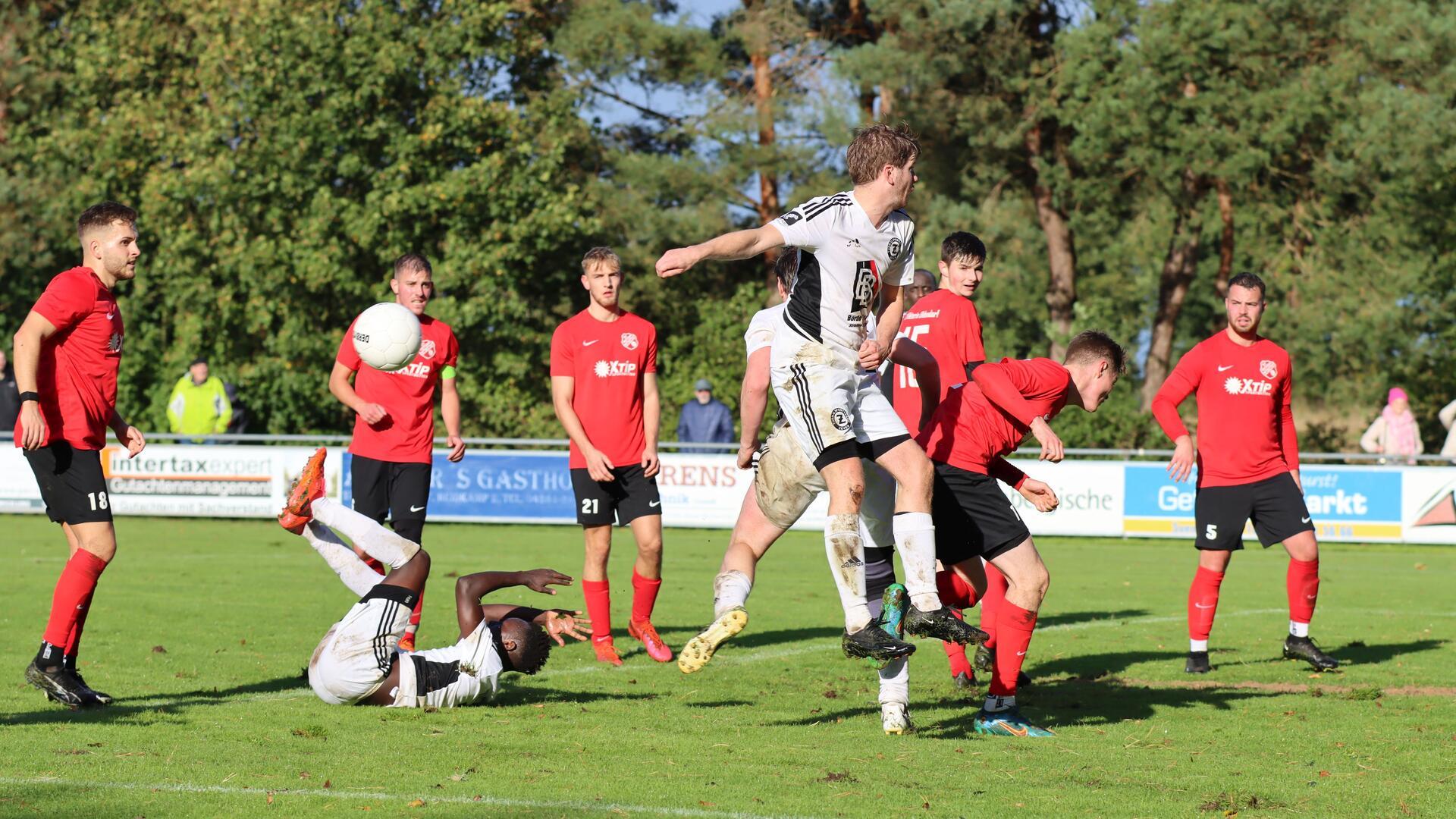 Viele Männer in weißen und roten Trikots auf einem Fußballfeld.