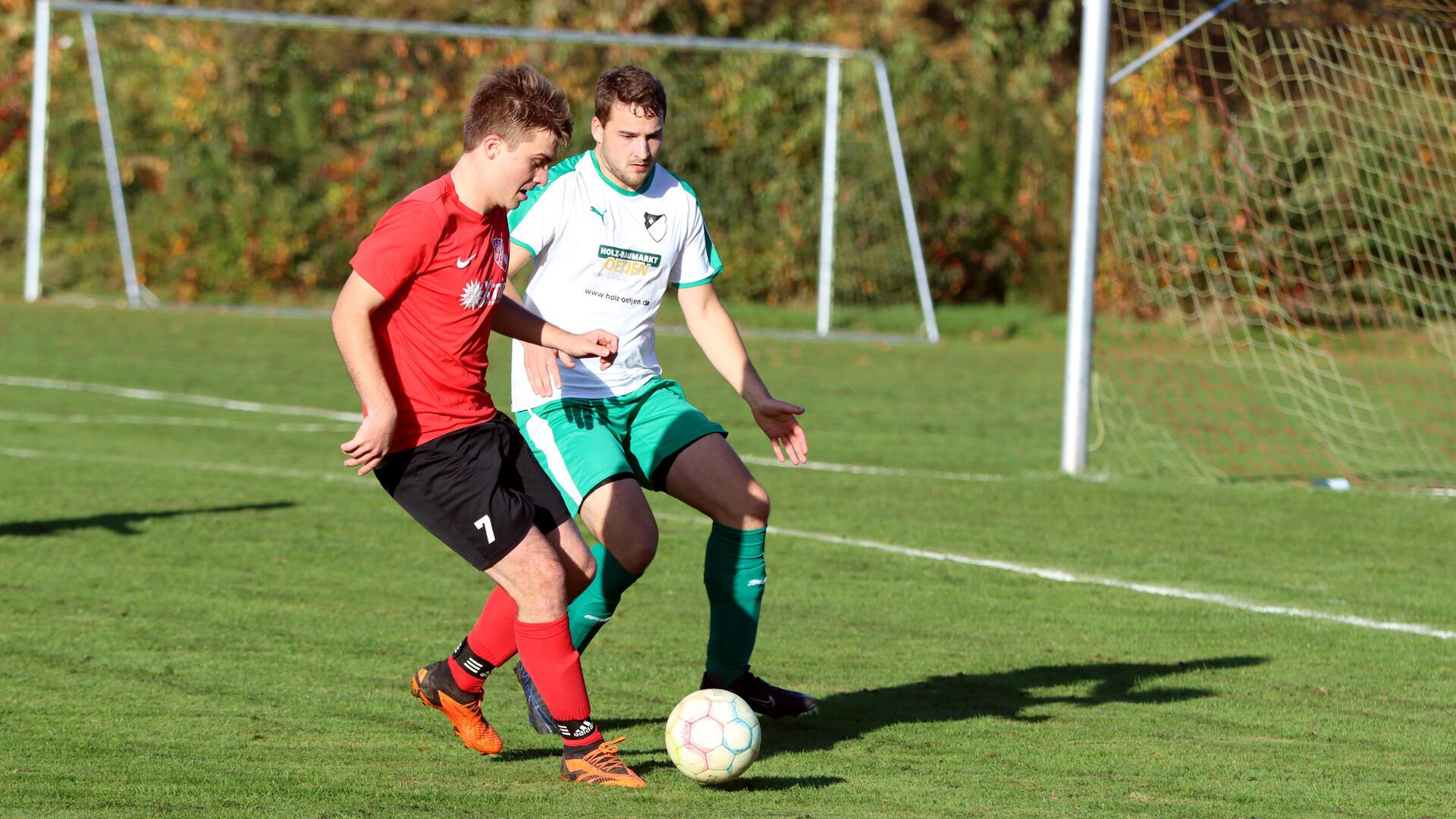 SVS-Verteidiger Christoph Ropers (re.) stellt Oldendorfs Offensivspieler Malte Fahjen.