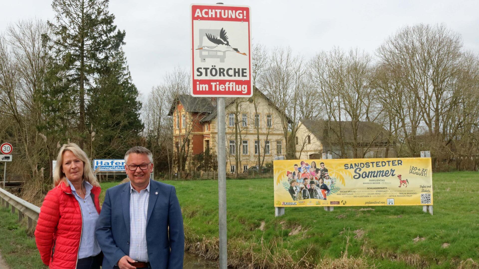 Sabine Franke und Gemeindebürgermeister Andreas Wittenbreg freuen sich gemeinsam über das gelunge Hinweisschild.