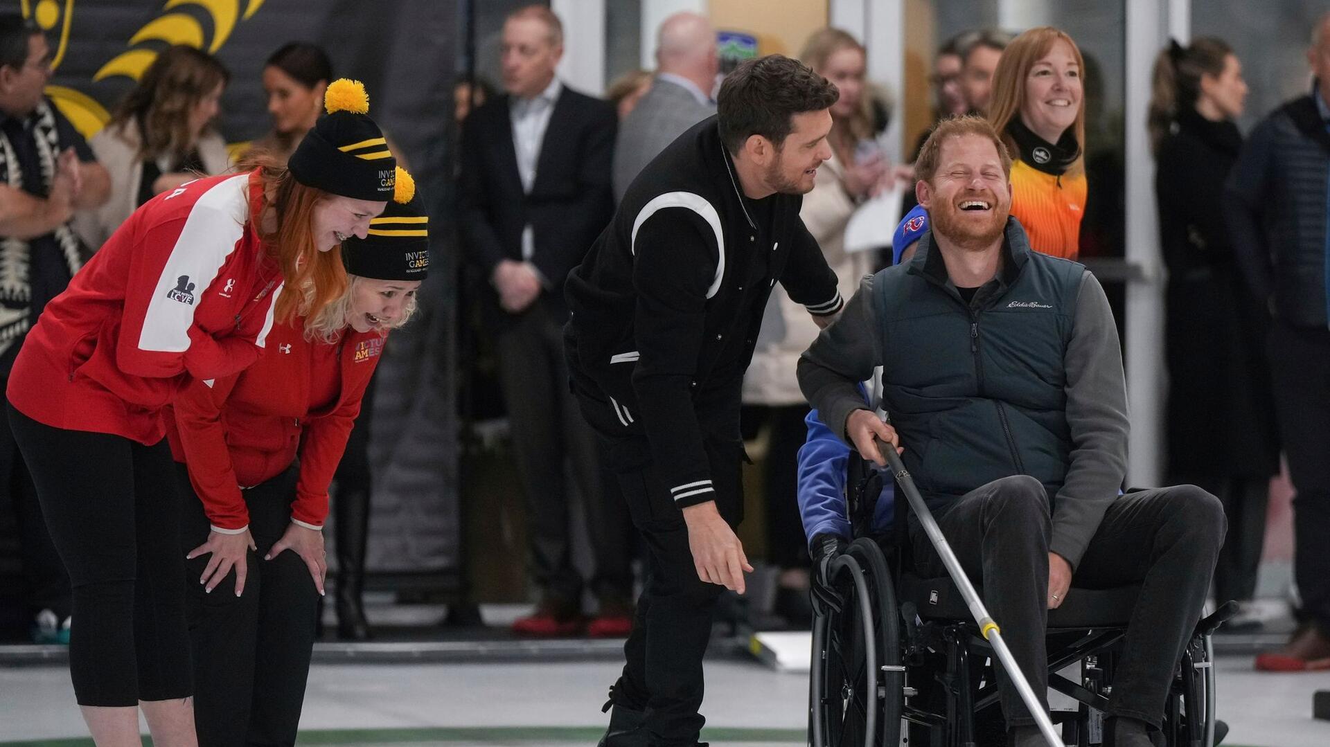 Sänger Michael Buble (2.v.r) scherzt mit Prinz Harry, der bei einem Trainingslager der Invictus Games in Vancouver Rollstuhlcurling ausprobiert.