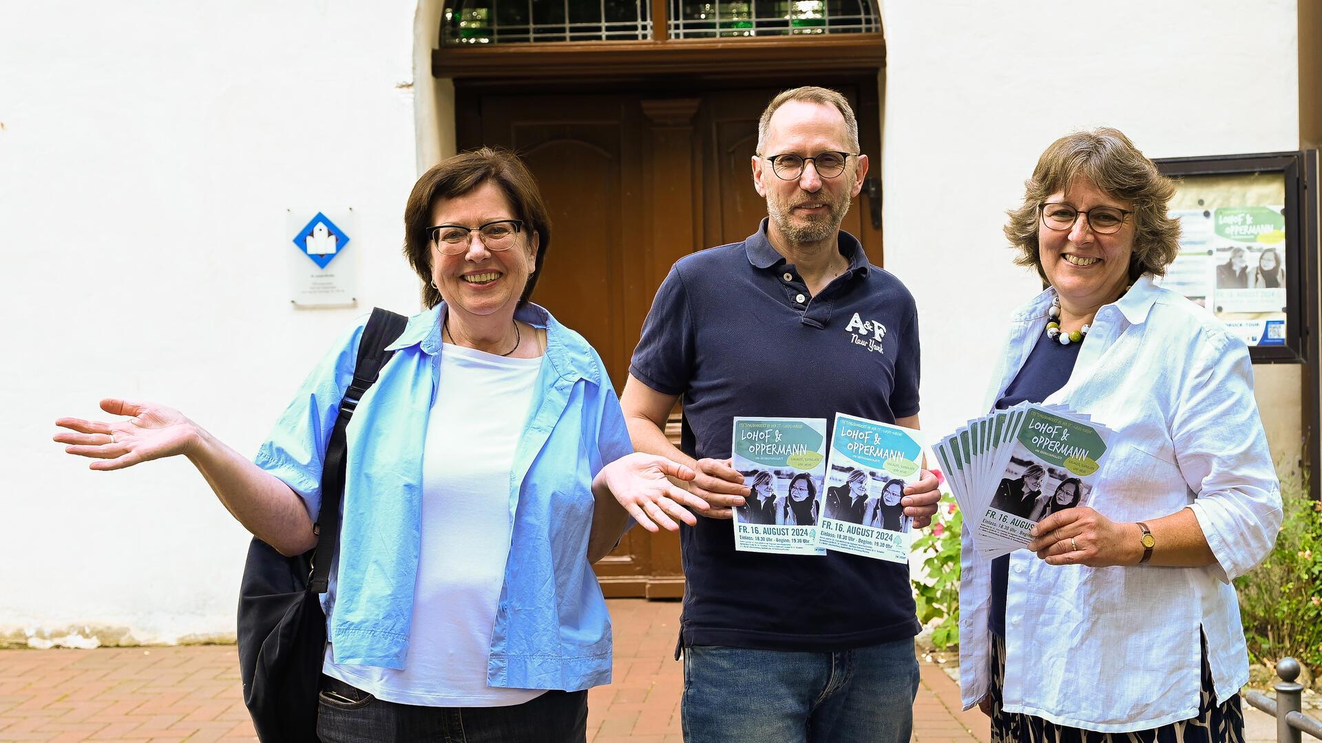 Sängerin Elke Oppermann (links) freut sich mit Patrick Siegmund und Bettina Winkler vom Vorstand der St.-Lucas-Stiftung auf ihr drittes Kirchenkonzert in Scheeßel.