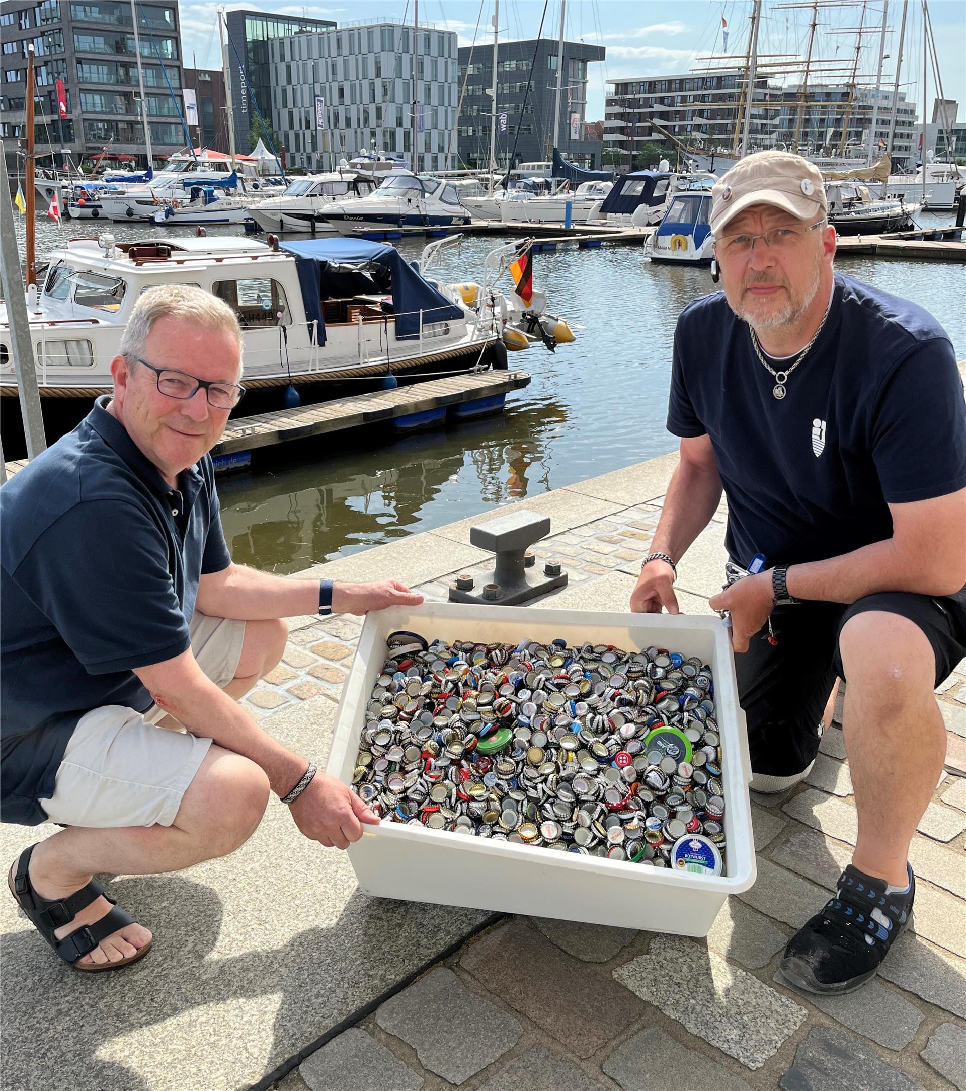 Sammeln Kronkorken und andere Metalldeckel, damit der Neue Hafen sauberer wird: Rüdiger Magowsky (links) und Lars Fröhlich von „Im-Jaich“.