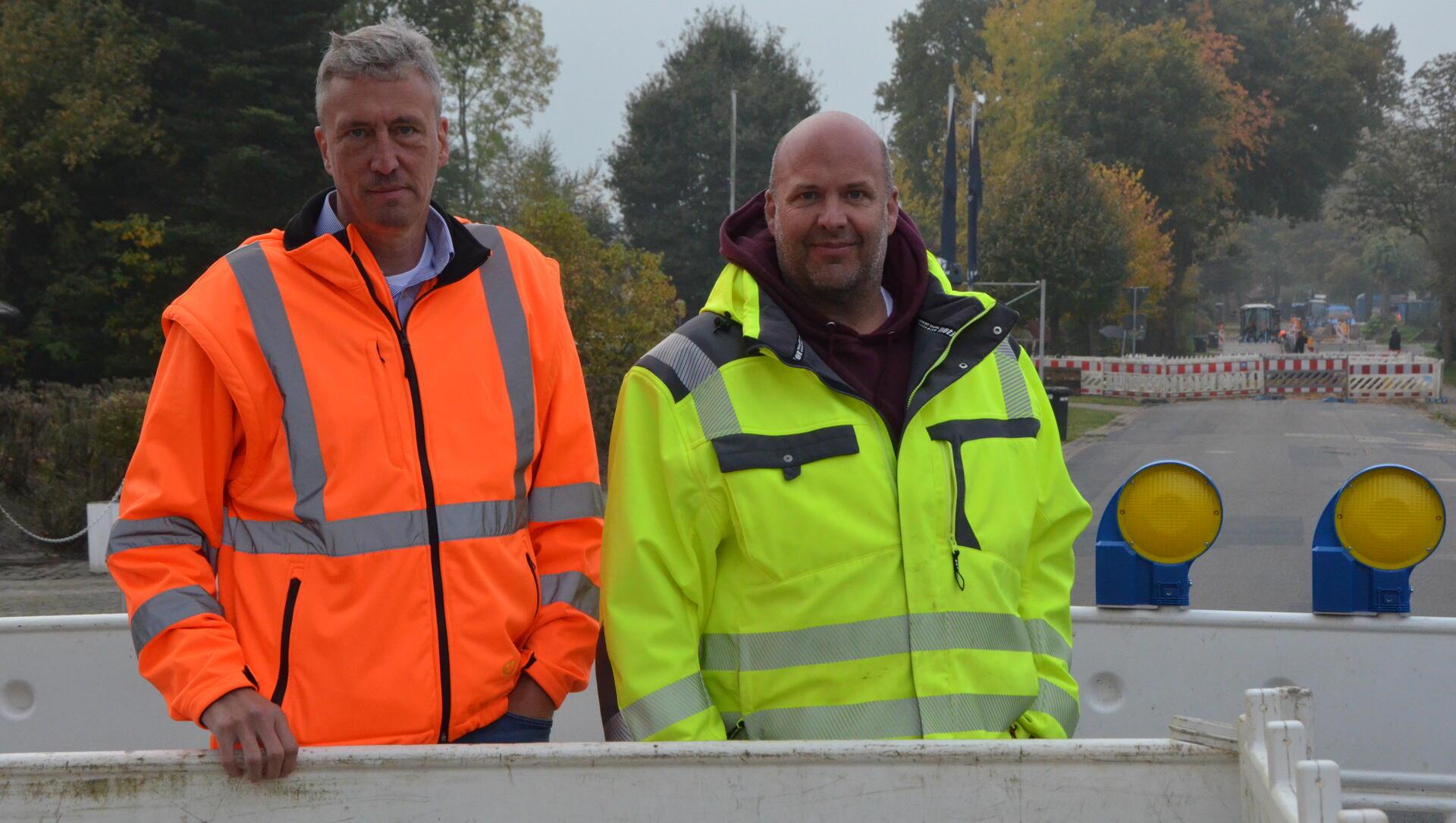 Samtgemeindebürgermeister Stephan Meyer (links) und Bauamtsmitarbeiter Markus Nolte hoffen, dass der Schaden Ende November behoben ist.