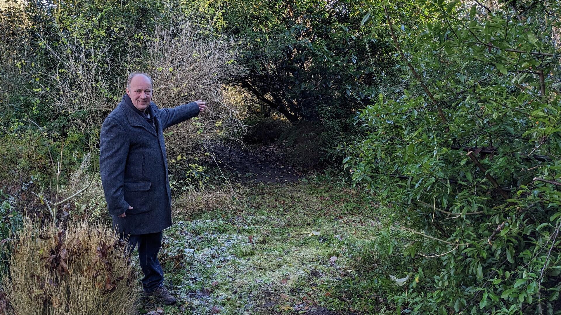 Sandstedts Ortsvorsteher Falko Wahls-Seedorff (CDU) mahnt eine zügige Ausschreibung der Geländeberäumung an und weist auf die Baugrundprobleme hin.