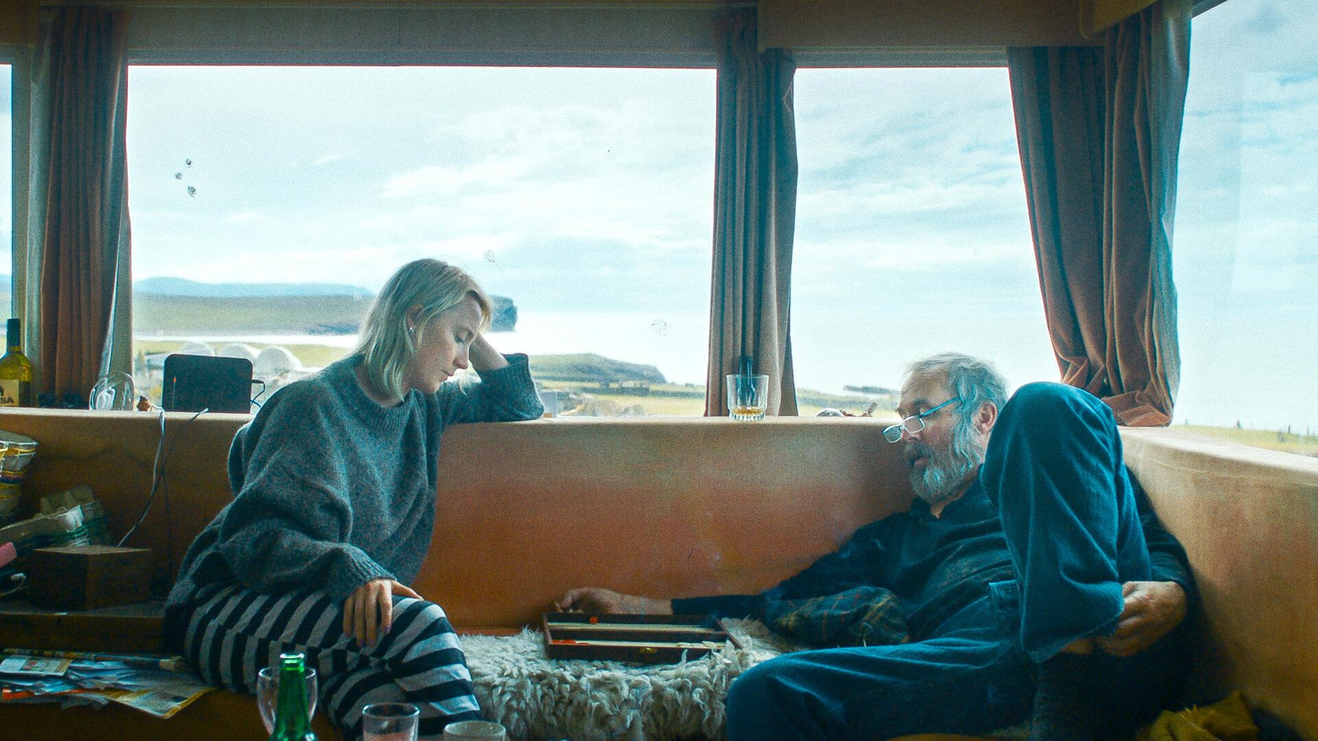 Saoirse Ronan (links) als Rona und Stephen Dillane als Andrew in einer Szene des Films „The Outrun“.