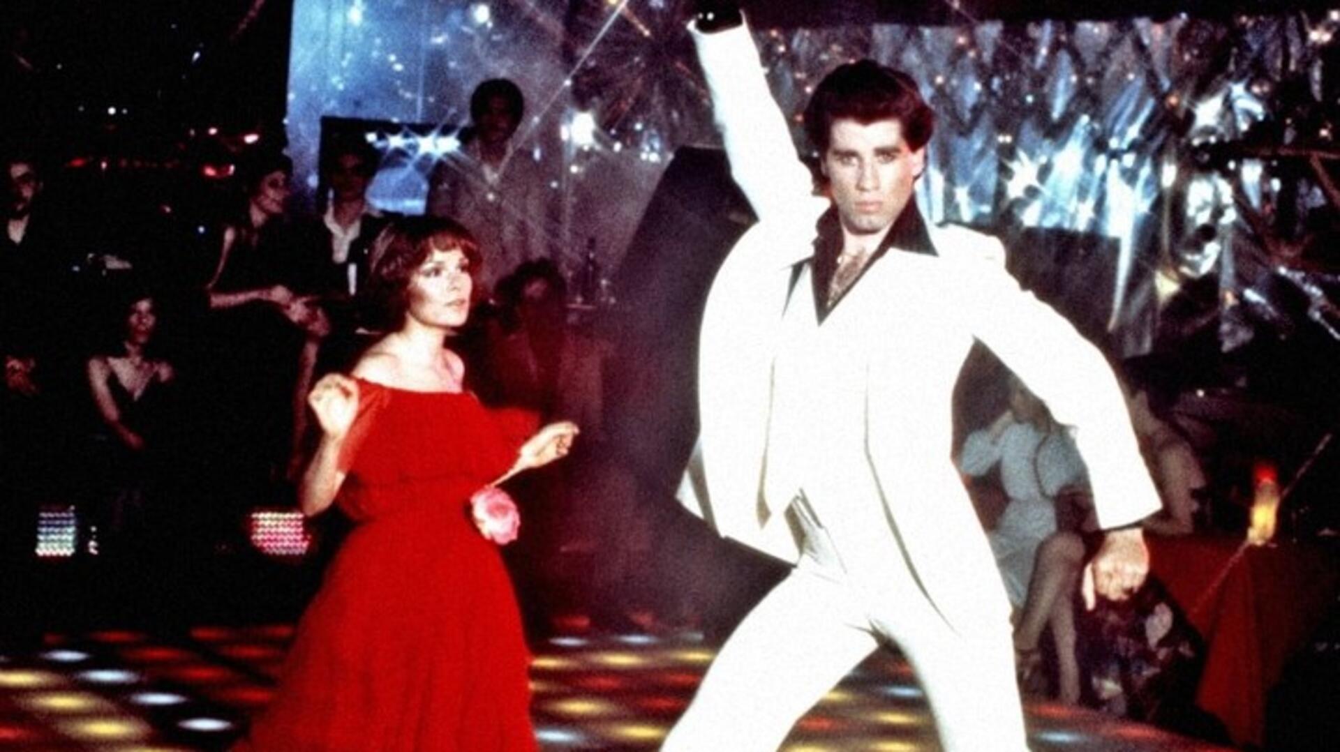 Saturday Night Fever: Ein erfolgreicher amerikanischer Disco-Film, der den Zeitgeist traf, weltweit Millionen von Jugendlichen begeistern konnte und Trends in Mode und Musik (Bee Gees) setzte. John Travolta wurde als Tony zum Star.