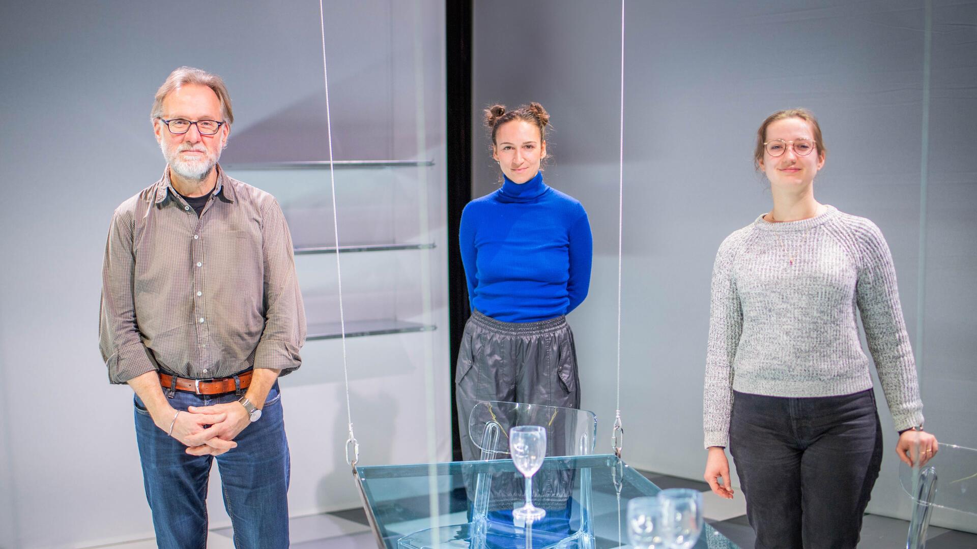 Schauspiel-Leiter Peter Hilton Fliegel (von links), Ausstatterin Ariane Königshof und Dramaturgin Elisabeth Kerschbaumer sind angetan von Dennis Kellys Schauspiel „Waisen“, das fast wie ein Thriller gebaut ist.