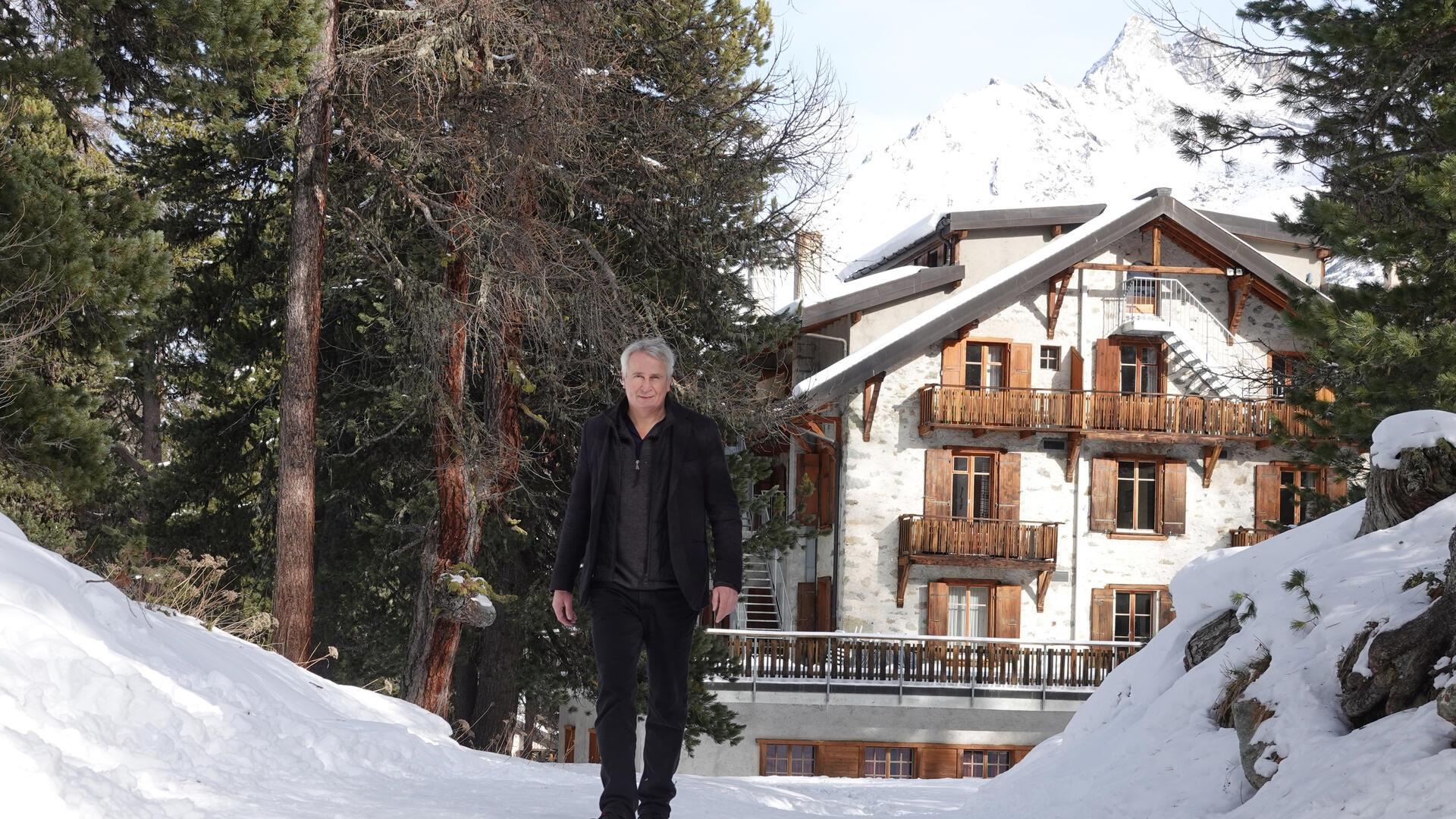 Schauspieler Oliver Peuker geht spazieren im Schnee.