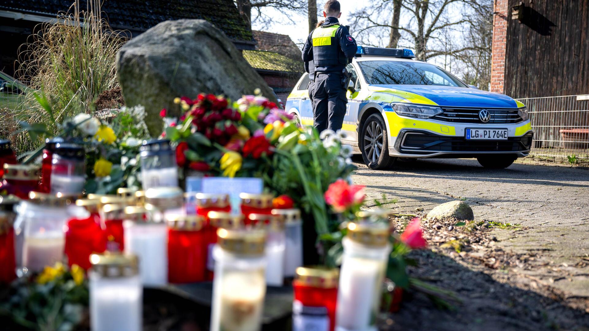 Scheeßel: Blumen und Kerzen liegen vor einem Einfamilienhaus. In der Nacht zum 1. März soll den Ermittlern zufolge ein 32 Jahre alter Bundeswehrsoldat vier Menschen in Westervesede und Brockel erschossen haben.