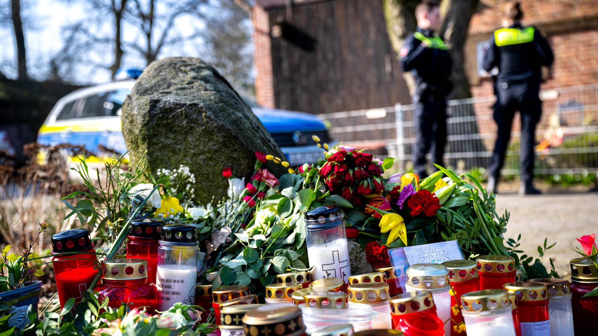 Scheeßel: Blumen und Kerzen vor einem Einfamilienhaus. In der Nacht zum 1. März soll den Ermittlern zufolge ein 32 Jahre alter Bundeswehrsoldat vier Menschen in den Gemeinden Westervesede und Brockel erschossen haben.