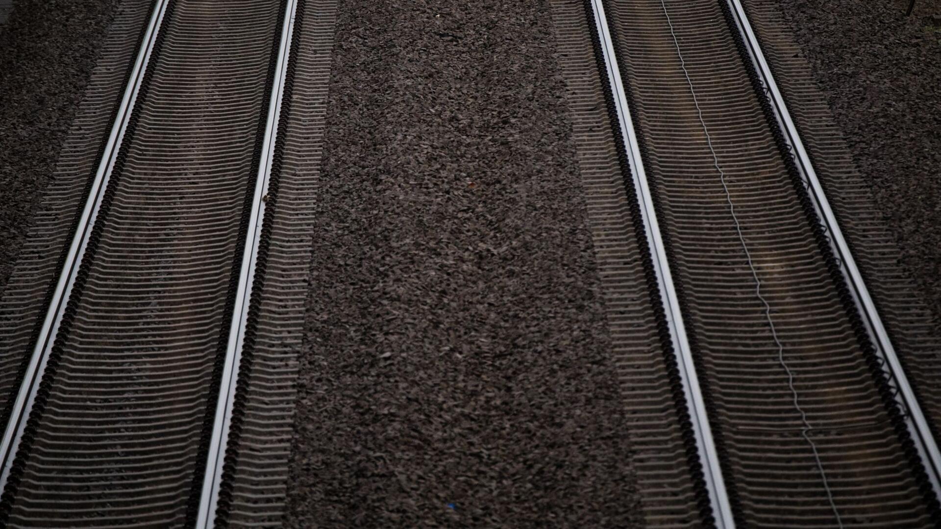 Schienen liegen im Gleisbett der Bahnstrecke Hannover-Göttingen.