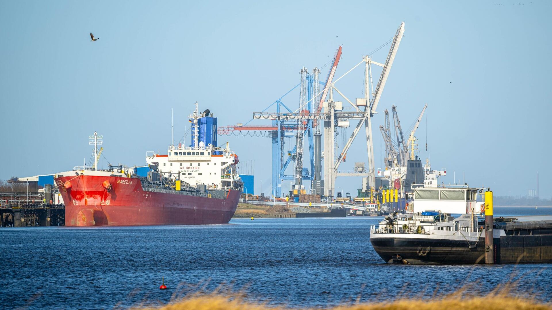 Schiffe liegen im Hafen von Brake. Auf dem Gelände vom Braker Hafen wird eine Anlage für die Produktion von Wasserstoff gebaut.