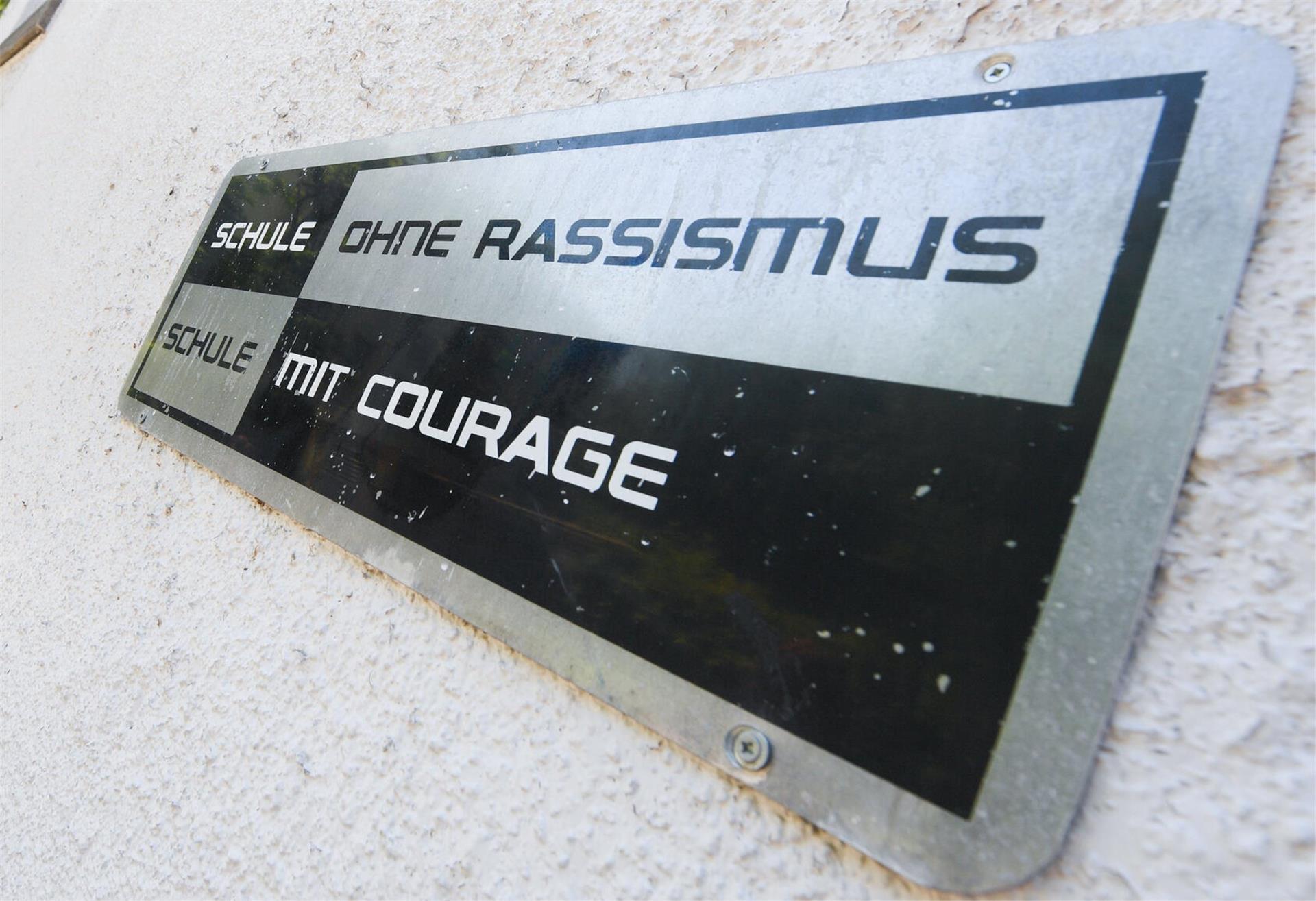 Ein Schild mit der Aufschrift "Schule ohne Rassismus - Schule mit Courage"