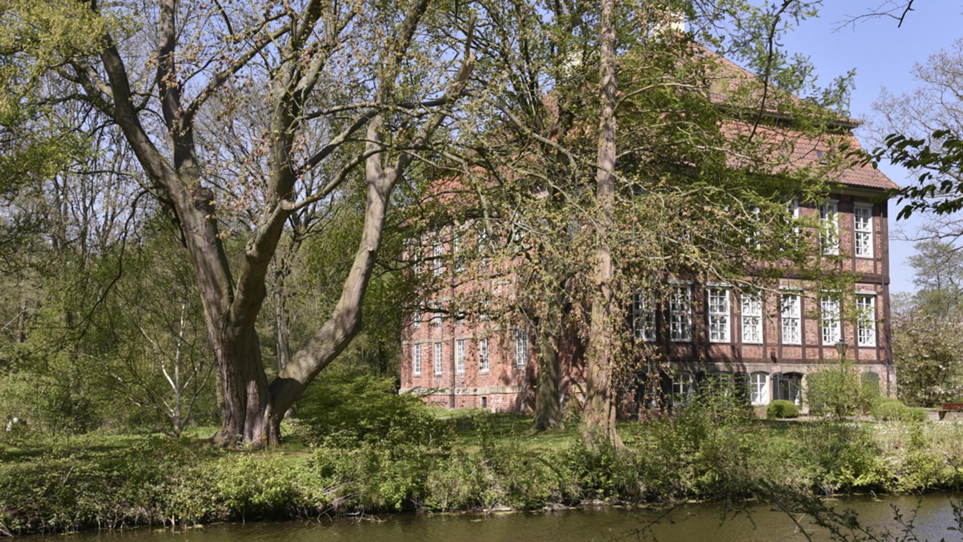 Schloss Schönebeck zählt zu den bedeutendsten Baudenkmalen im Bremer Norden. 1972 richtete der „Heimat- und Museumsverein für Vegesack und Umgebung e.V.“ dort ein Museum ein.