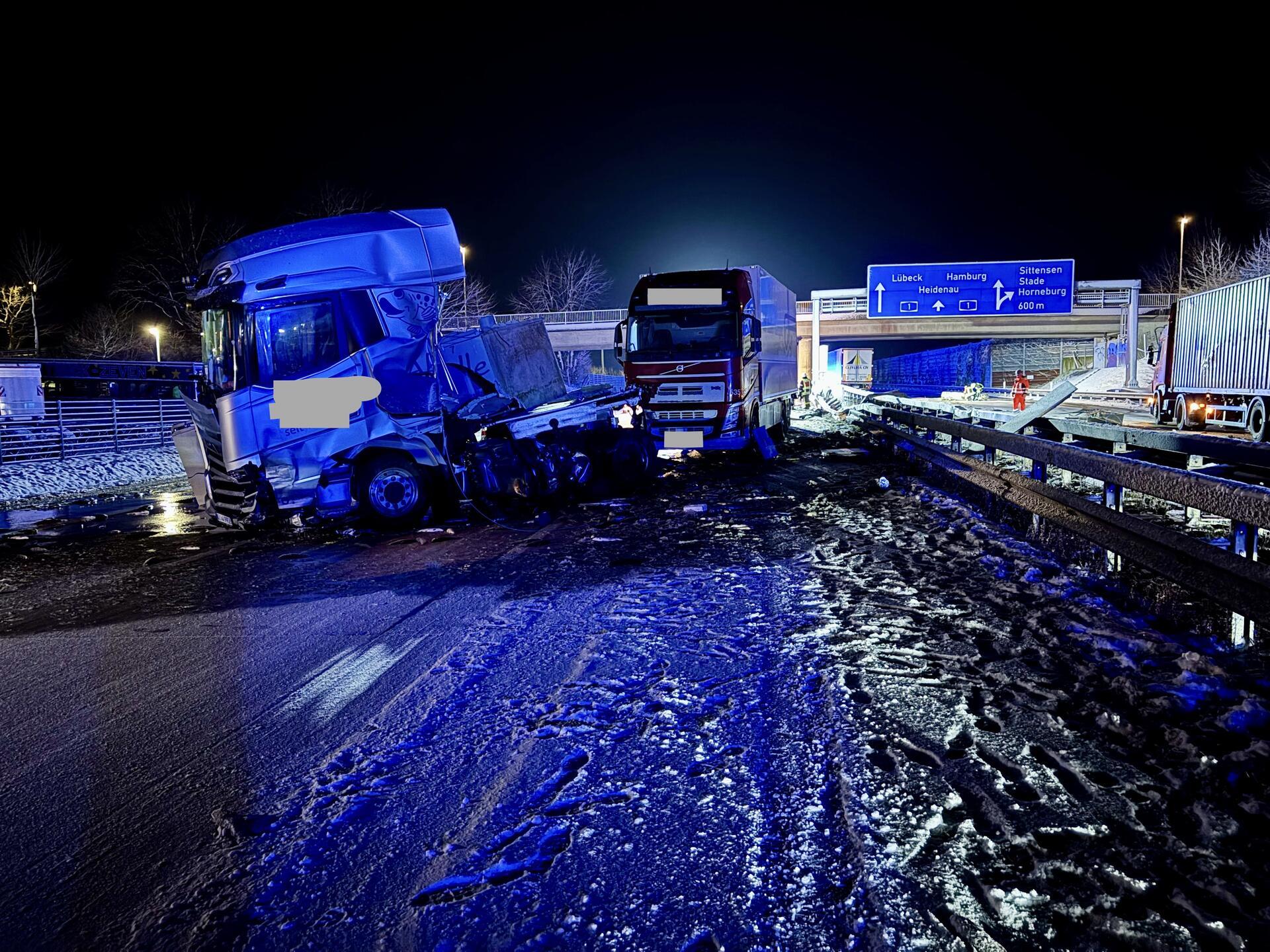 Schneefall und Kälte verwandelten die Fahrbahn in eine rutschige Piste.