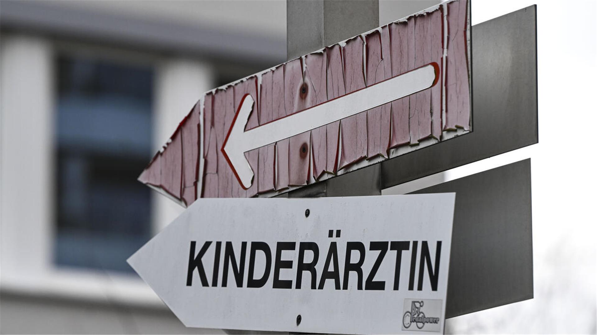 Ein Pfeil weist den Weg zu einer Kinderärztin. 