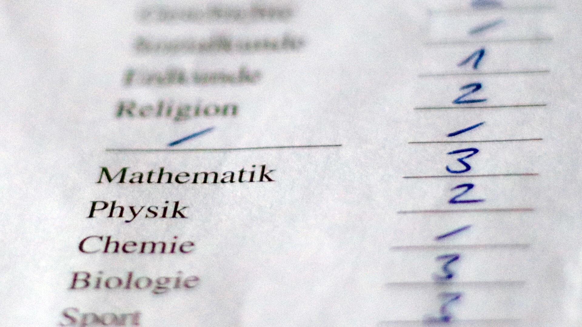 Die Noten für die Fächer Religion, Mathematik, Physik, Biologie und Sport sind auf einem Zeugnis zu lesen.