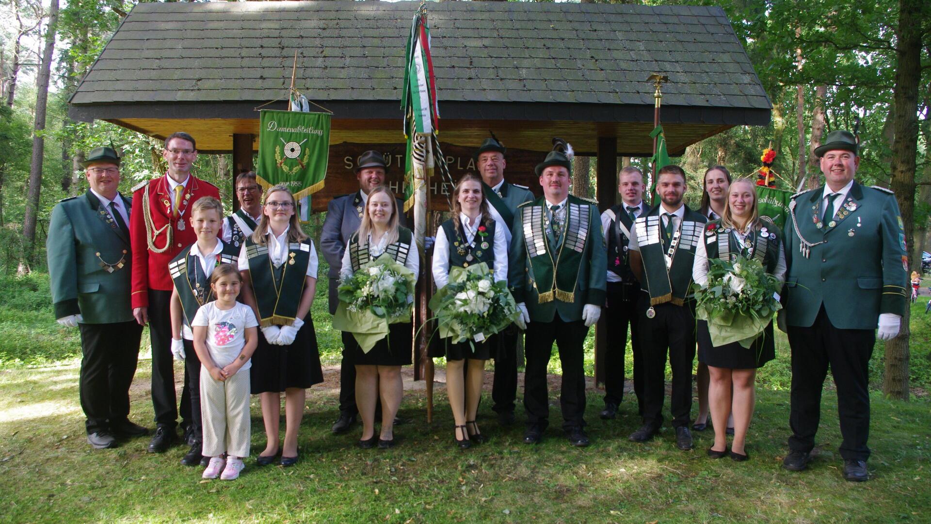 Schützenpräsident Bernd Pump (rechts) und sein Stellvertreter Tobias Buck (links) mit der neuen Elmer Königsfamilie.