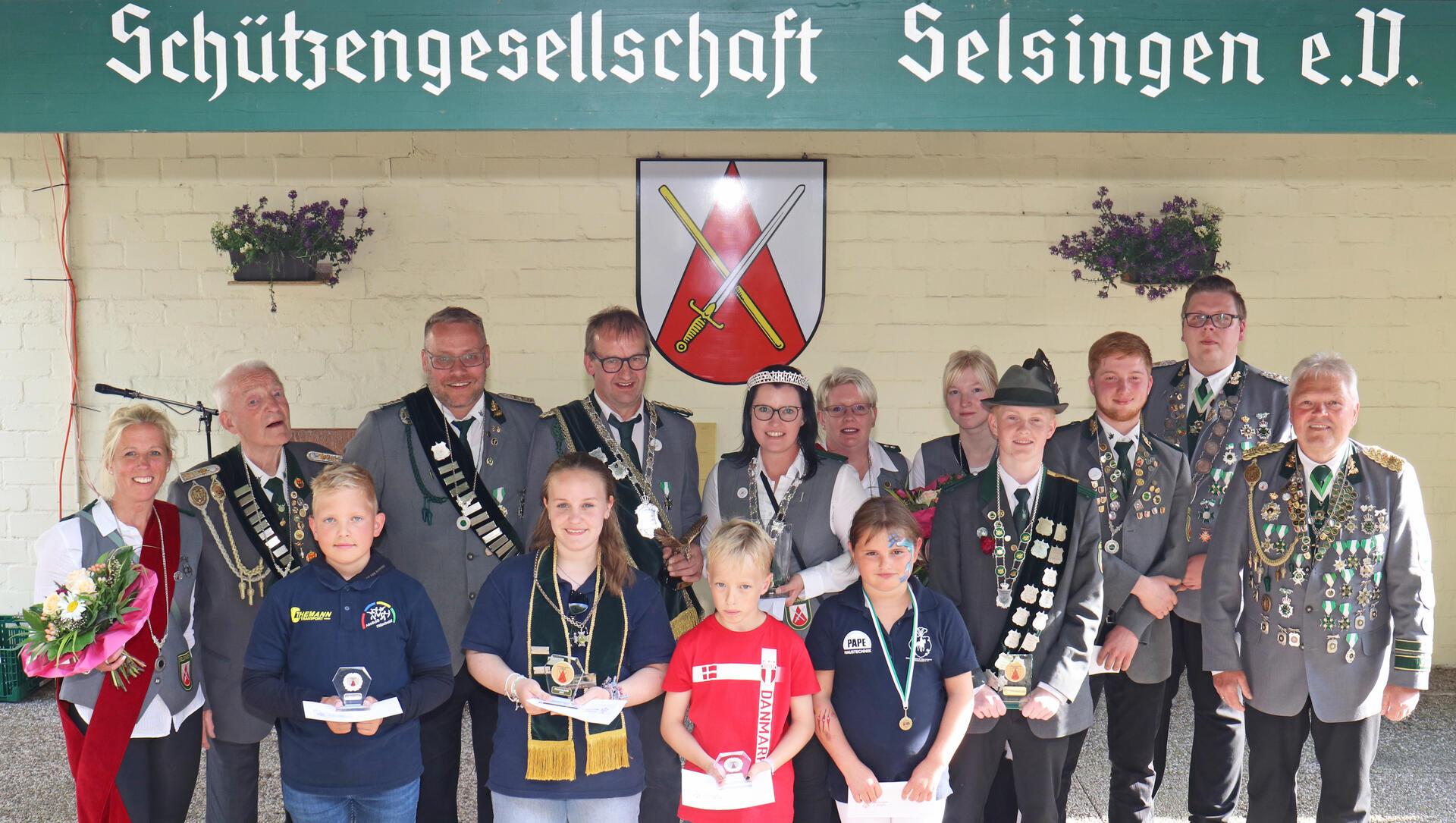 Schützenpräsident Bernd Schleßelmann (rechts) mit den neuen Selsinger Majestäten. Königin und König wurden Claudia Jagemann und Heiner Schröder (Mitte).