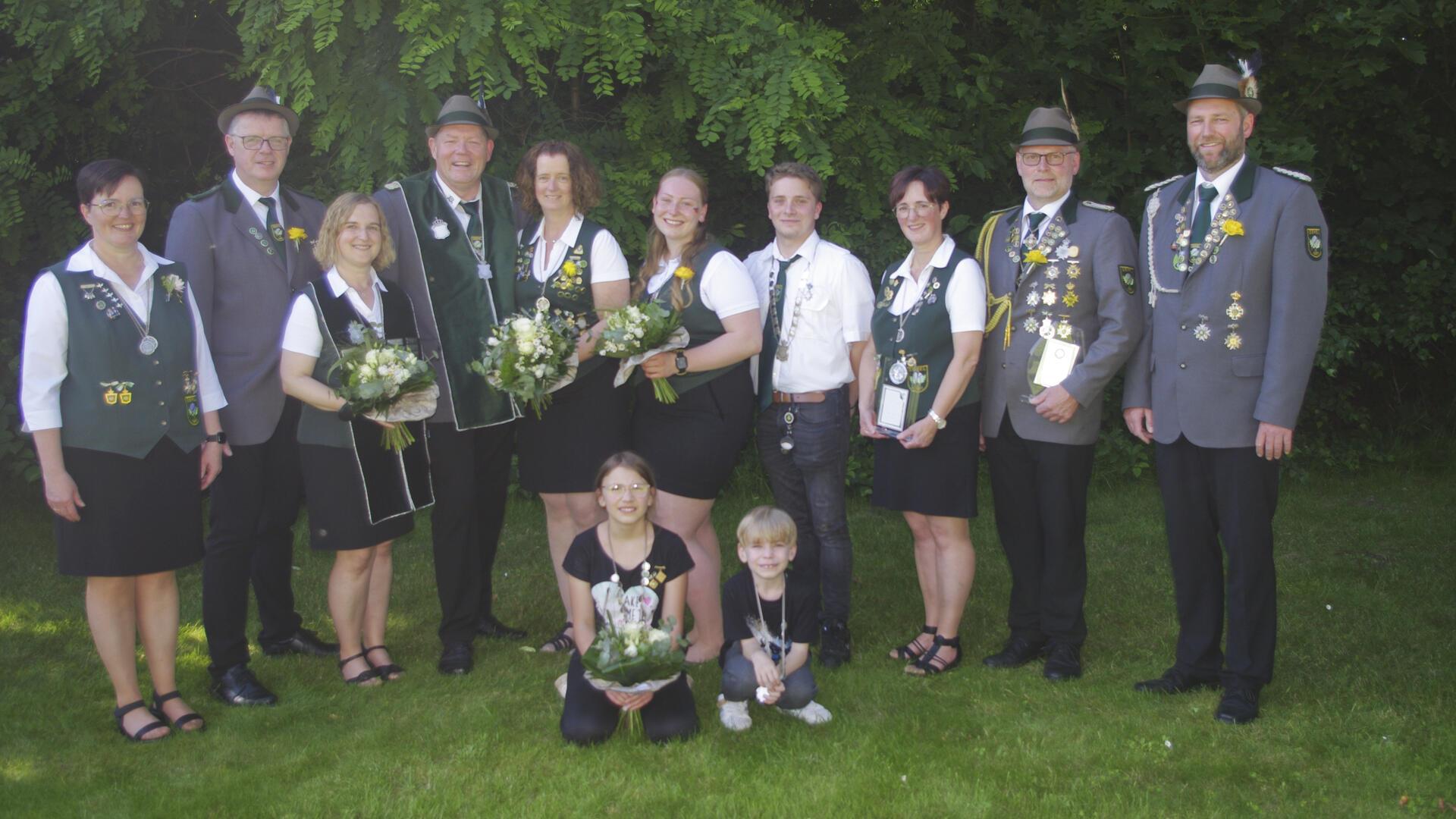 Schützenpräsident Ingo Reichard (rechts) und seine Stellvertreterin Ilka Holsten (links) mit den neuen Oereler Majestäten.