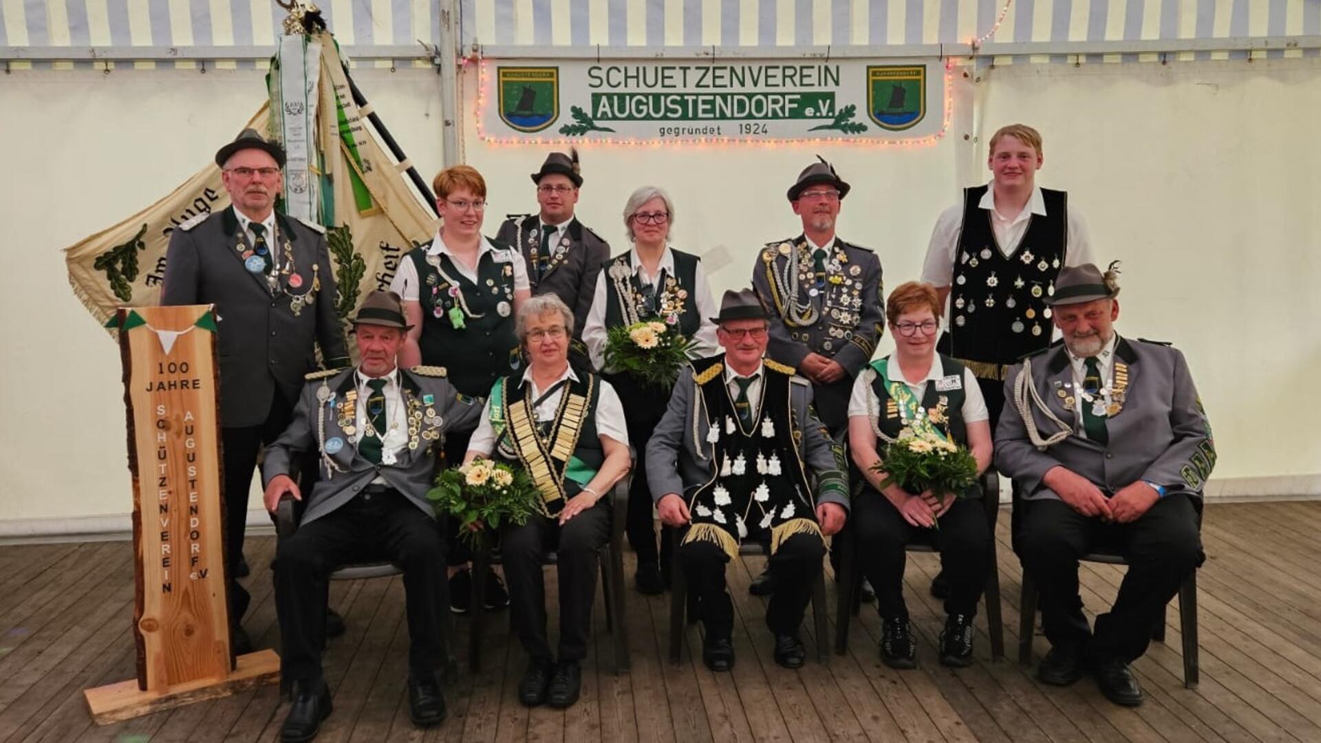 Schützenpräsident Werner Meyer (links) freute sich über ein voll besetztes Königshaus beim Jubiläumsschützenfest.