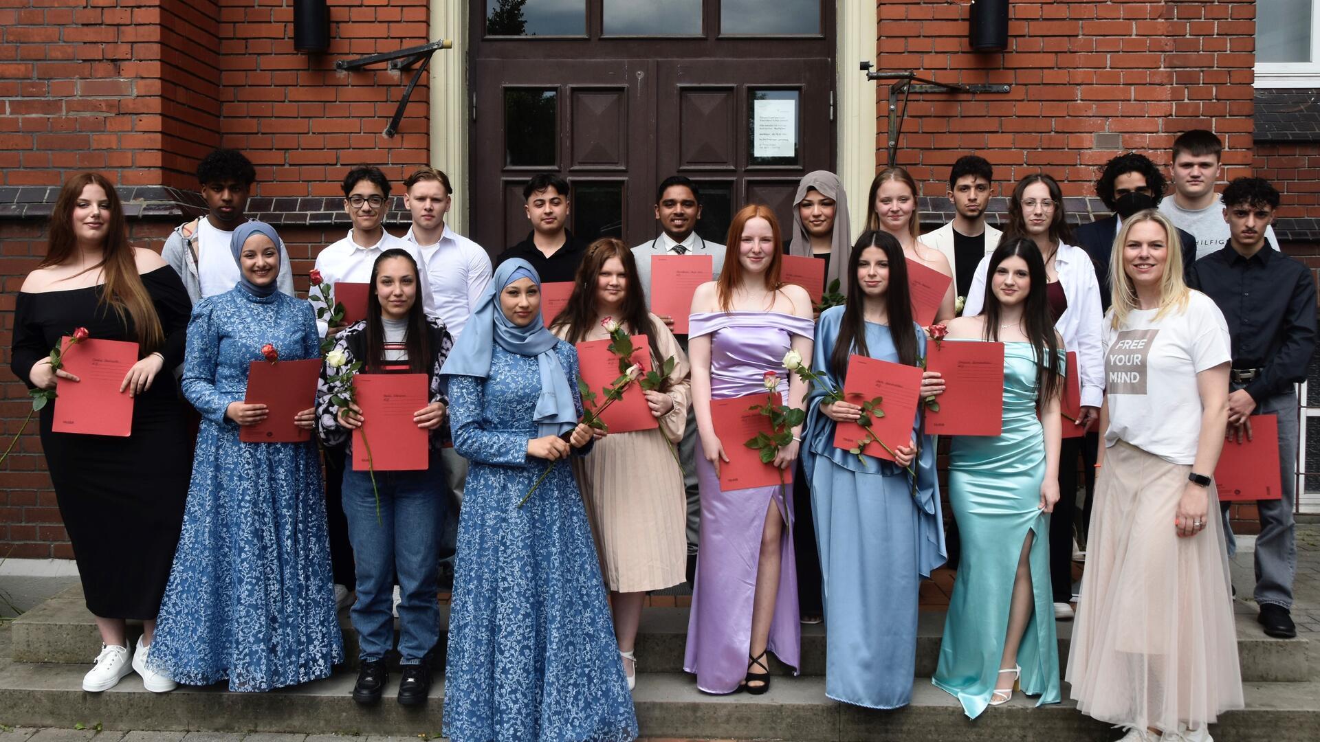 Schule am Ernst-Reuter-Platz, Klasse 10J Erste Reihe von links: Chantal Obarowsk...