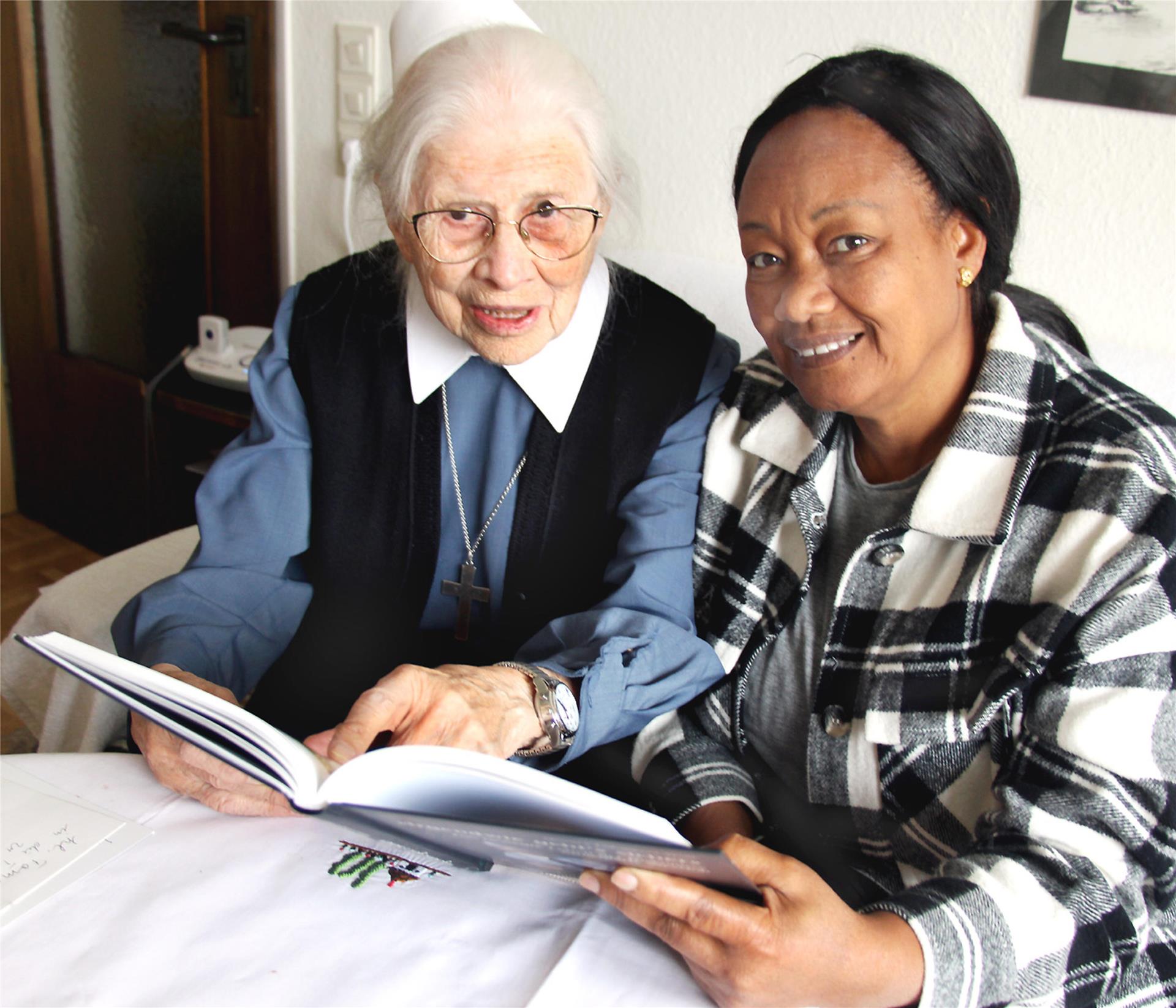 Schwester Annemarie Weseloh (links) und ihr Patenkind Alenor Heimanot (rechts).