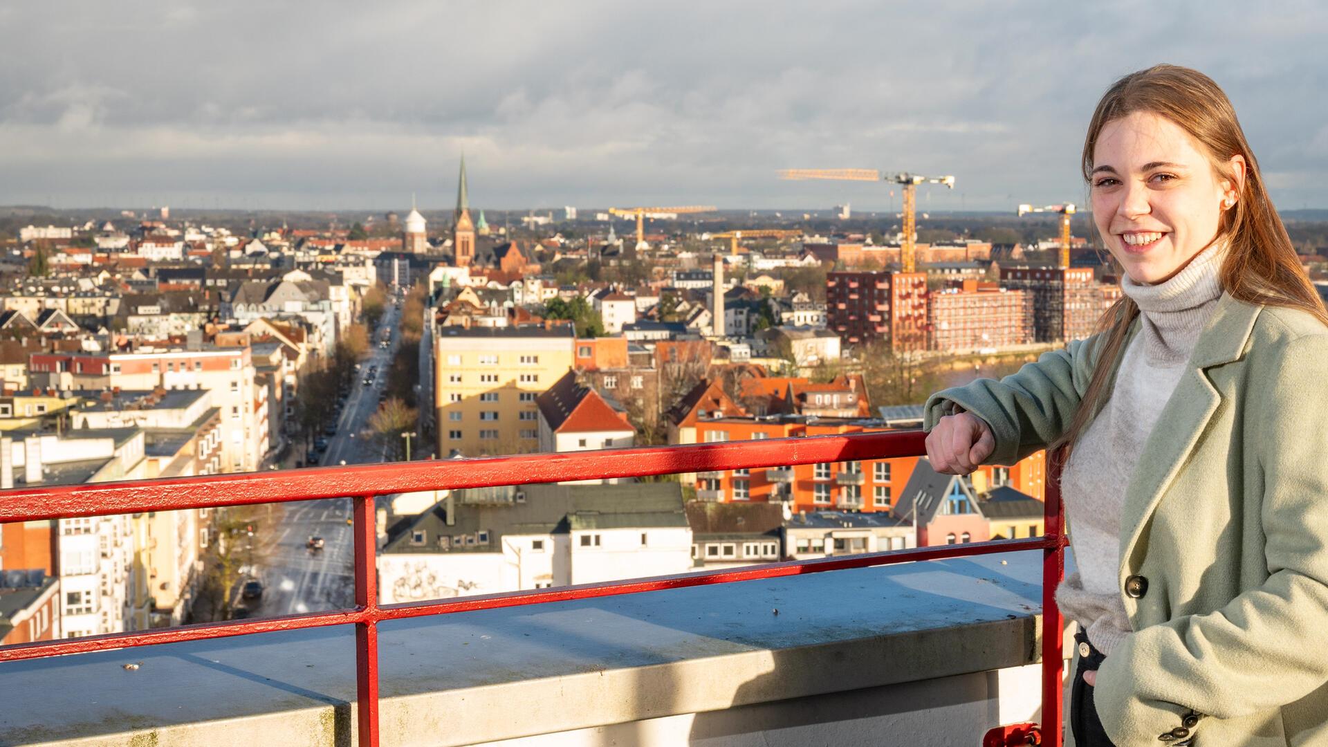 FDP-Bundestagskandidatin Tiara Behrmann über den Dächern des Stadtteils Lehe.