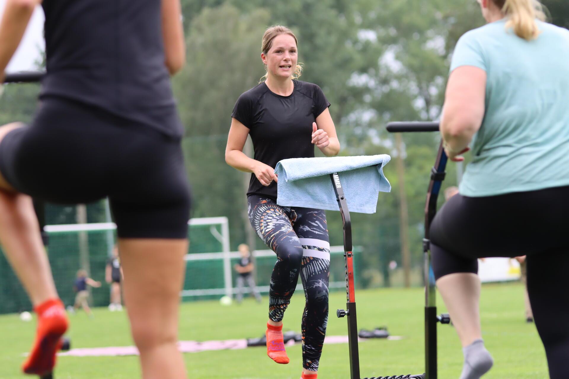 Eine Frau hüpft auf einem Trampolin.