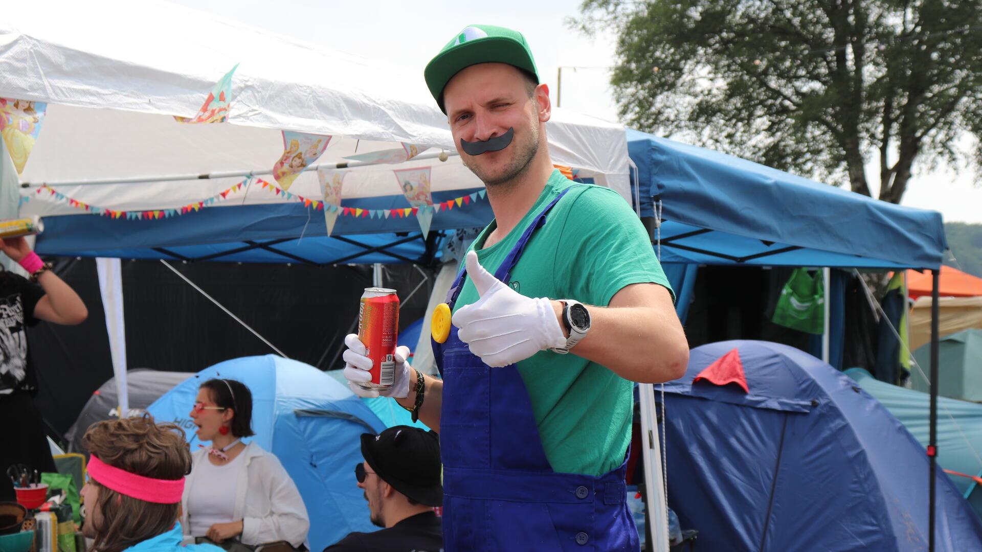 Sebastian aus Münster ist als Luigi auf dem Hurricane. Mario ist wohl noch im Zelt, hat er gesagt.
