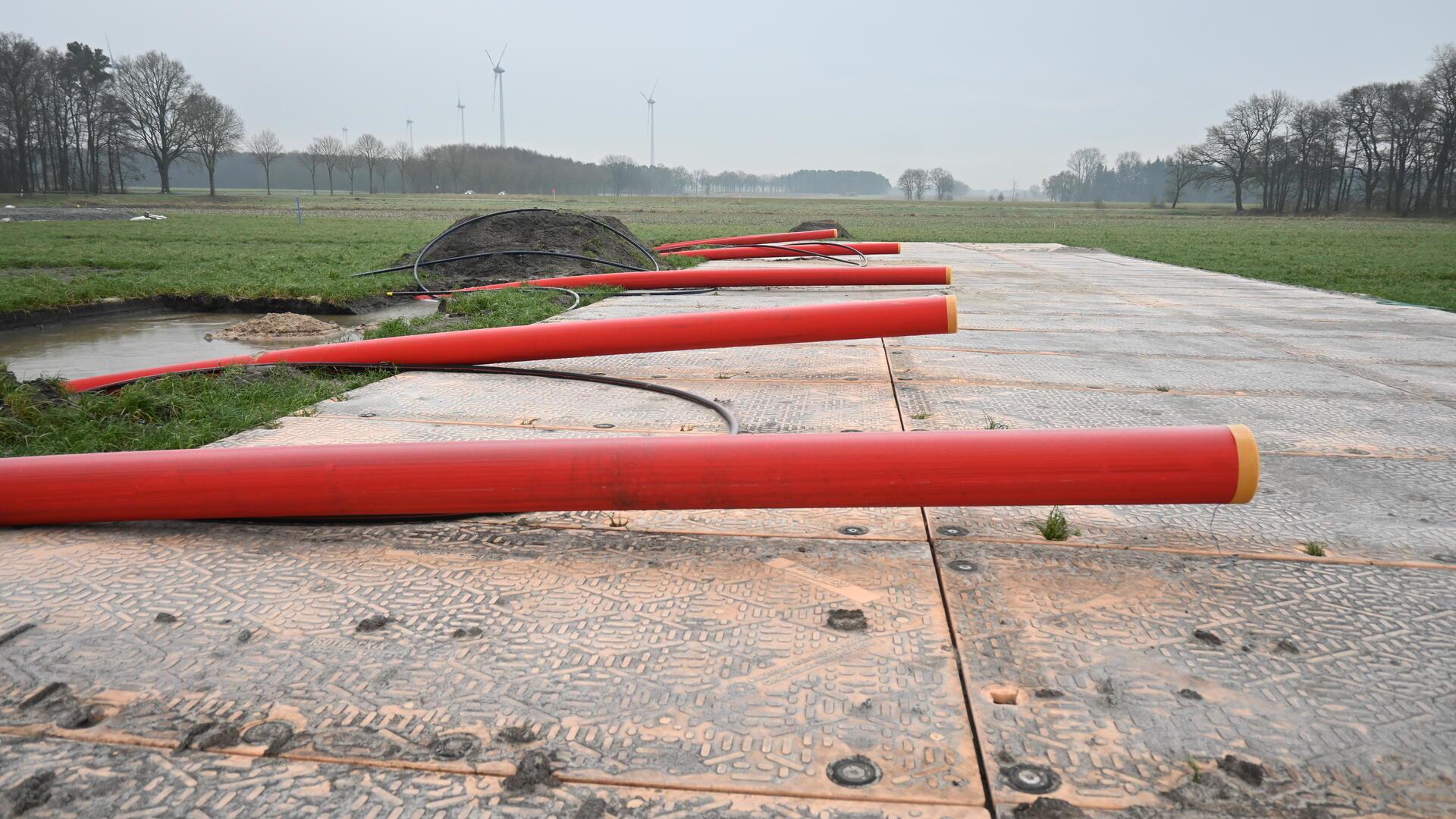 Sechs Leerrohre verschwinden in der Feldmark von Sothel im Erdboden. Hier wird die Stromtrasse Südlink gebaut.