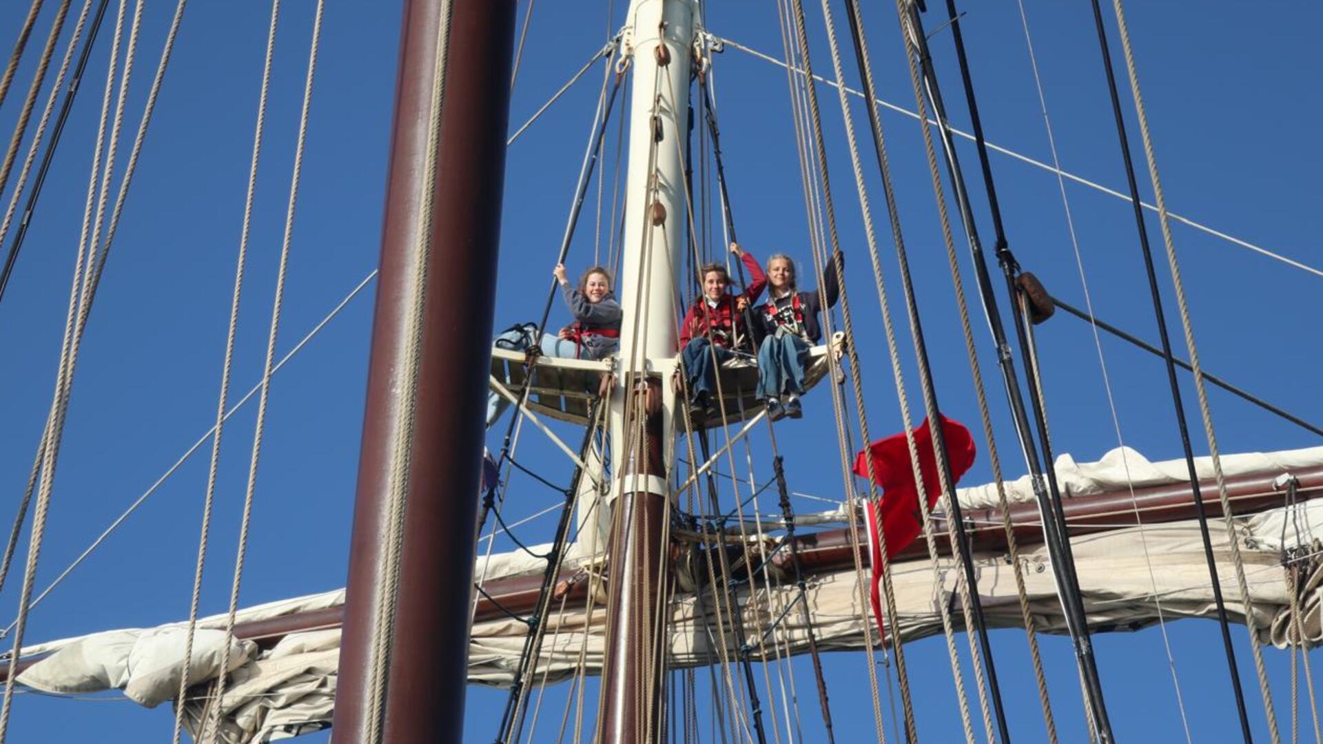 Sechs Monate auf einem Schulschiff: Ella Meinecke aus Wilstedt (rechts) an Bord der „Regina Maris“.