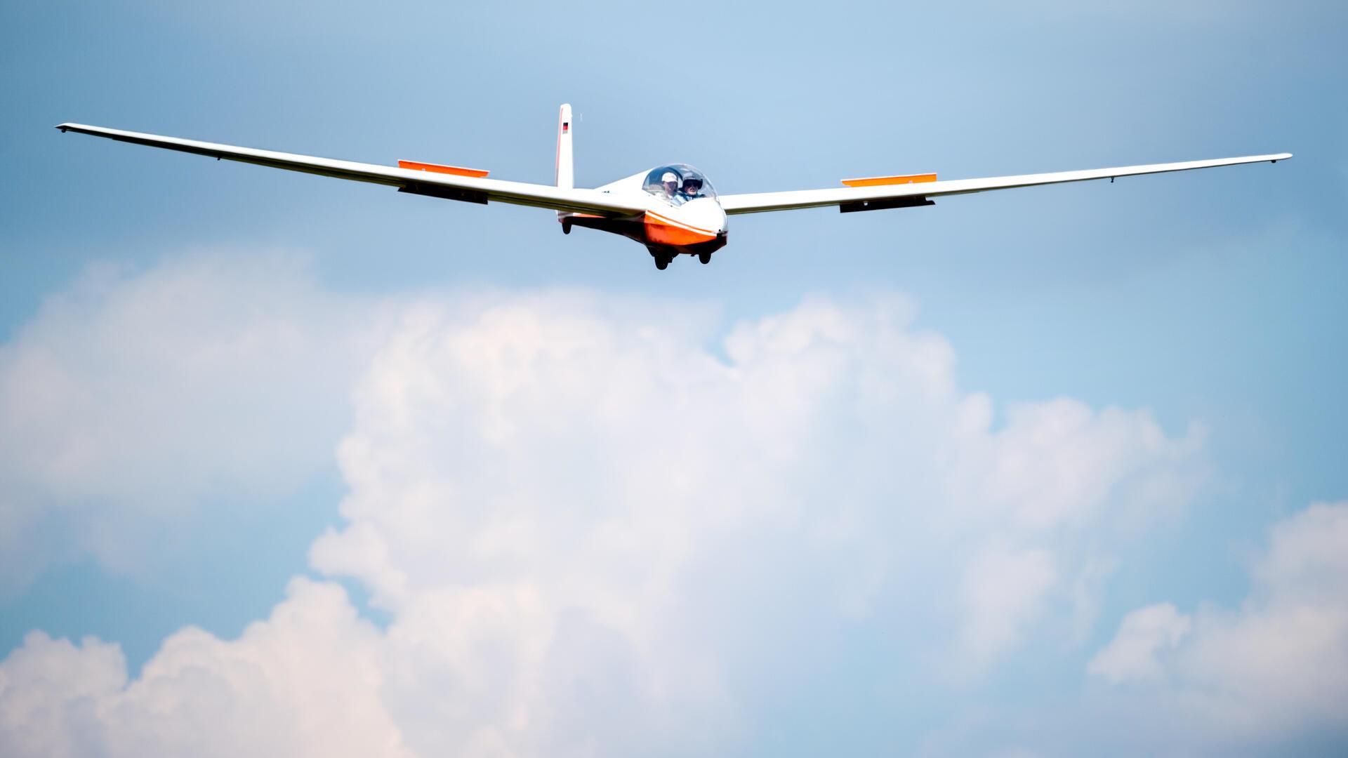 Das Foto zeigt ein Segelflugzeug in der Luft. 