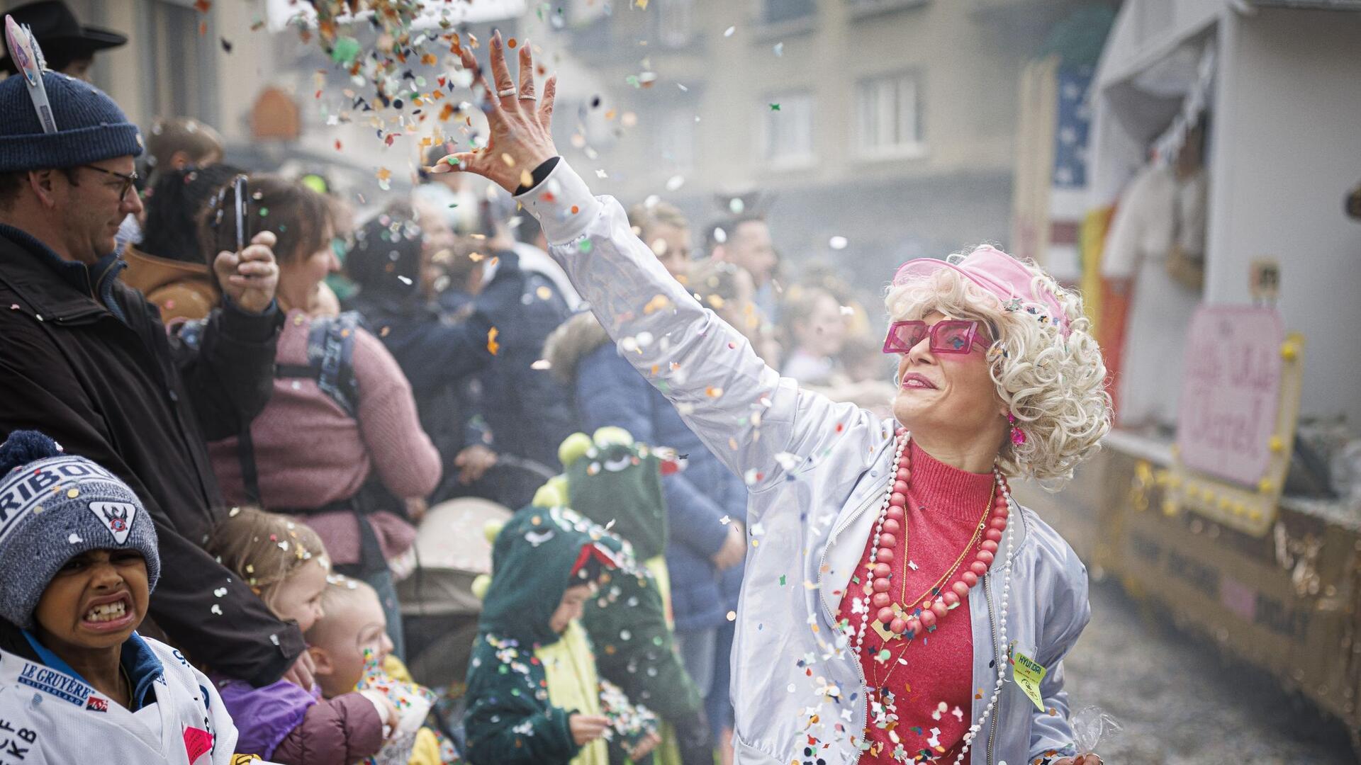 Seit 192 Jahren feiert die Schweiz den Karneval „Brandons de Payerne“. Für ausgelassene Stimmung braucht es aber nichts Neues, denn man schätzt, was funktioniert: Konfetti.