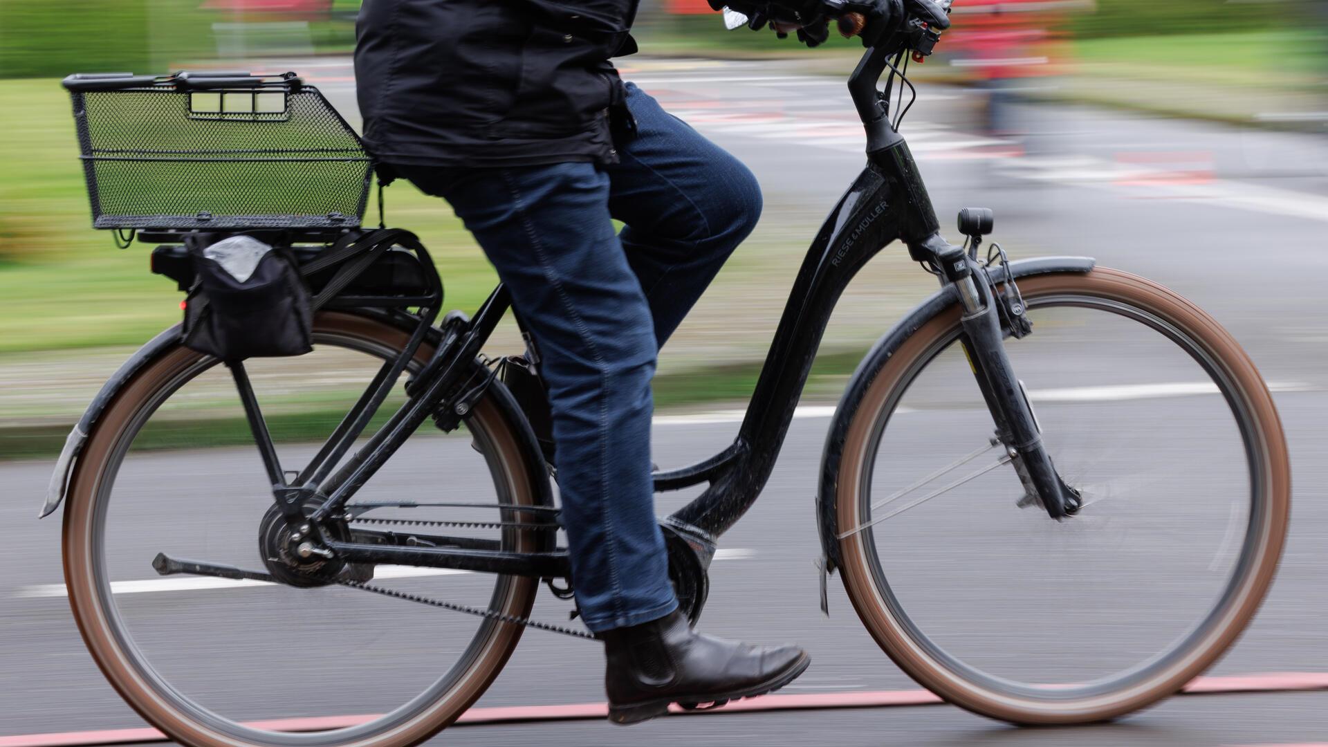 Eine Frau fährt Fahrrad