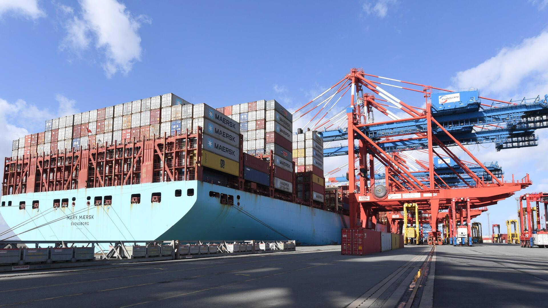 Schiff am Containerterminal