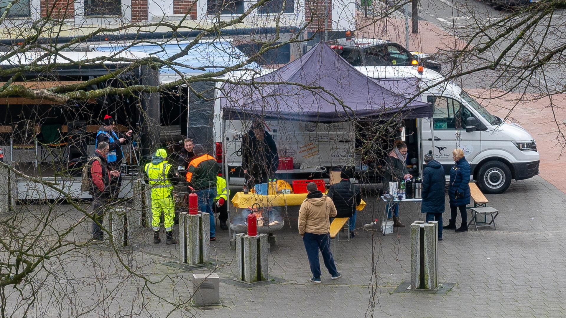 Rund 15 bis 20 Menschen standen in der Spitze auf dem Vorplatz beim Leher Stadtpark.