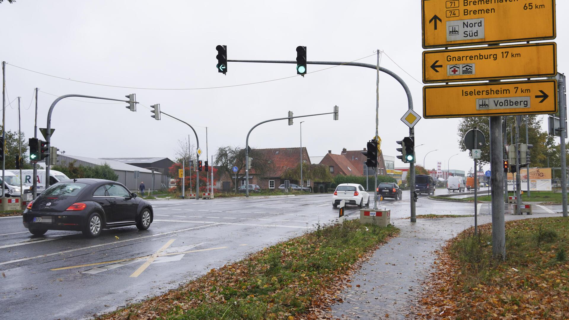 Seit Montagnachmittag ist die Wesermünder Straße wieder frei. Lediglich der Einmündungsbereich der Industriestraße auf Höhe des nun wieder frei erreichbaren Gewerberinges ist aktuell gesperrt.