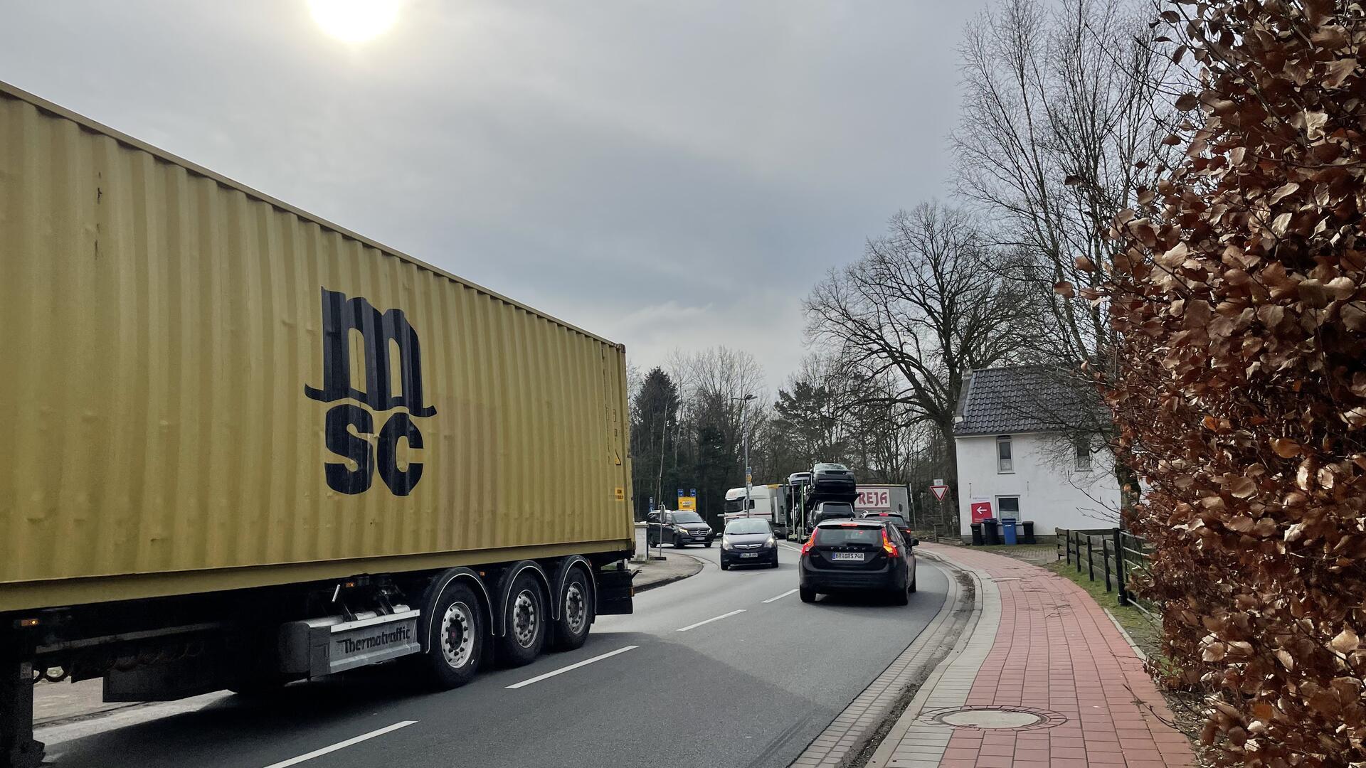 Ein Lkw fährt auf der Straße.