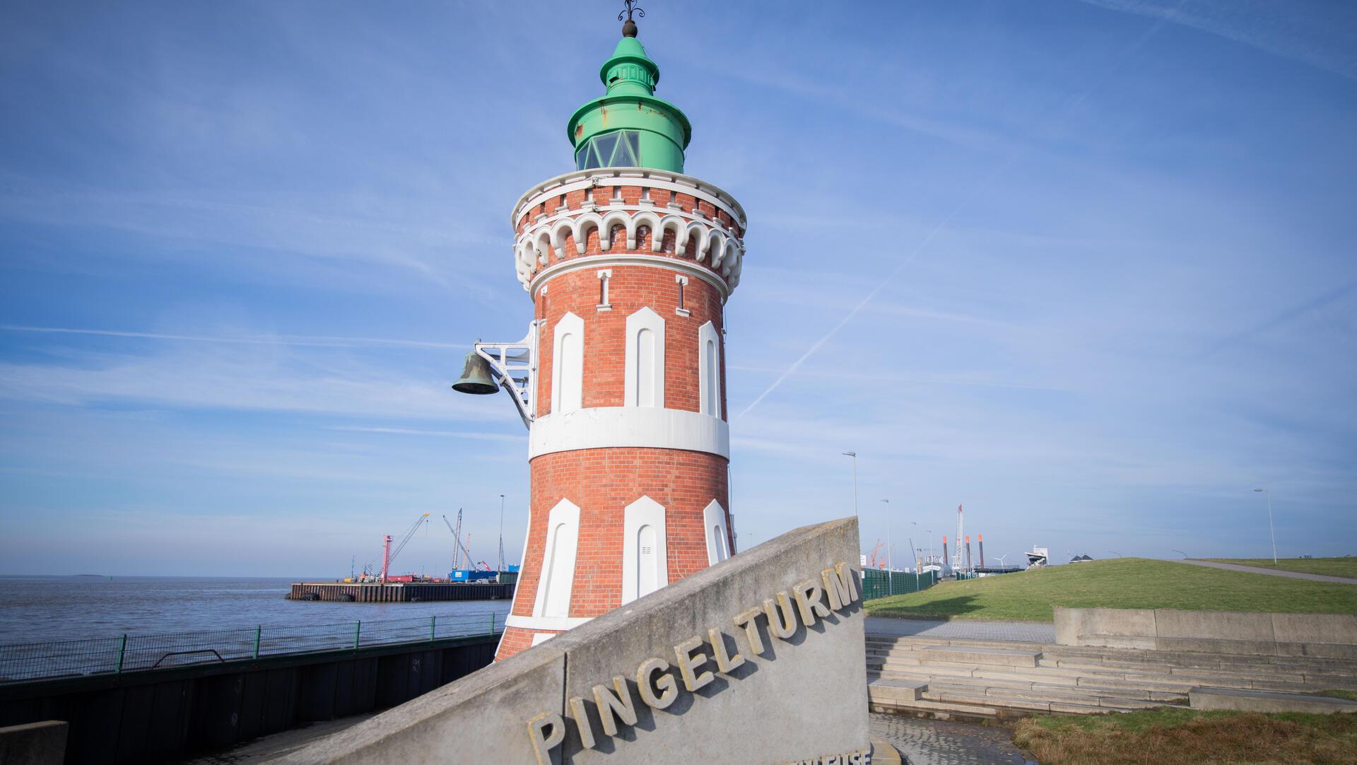 Seit über 100 Jahren steht der Pingelturm mit seiner Backsteinfassade am Lohmanndeich. Etwas fehlte ihm.