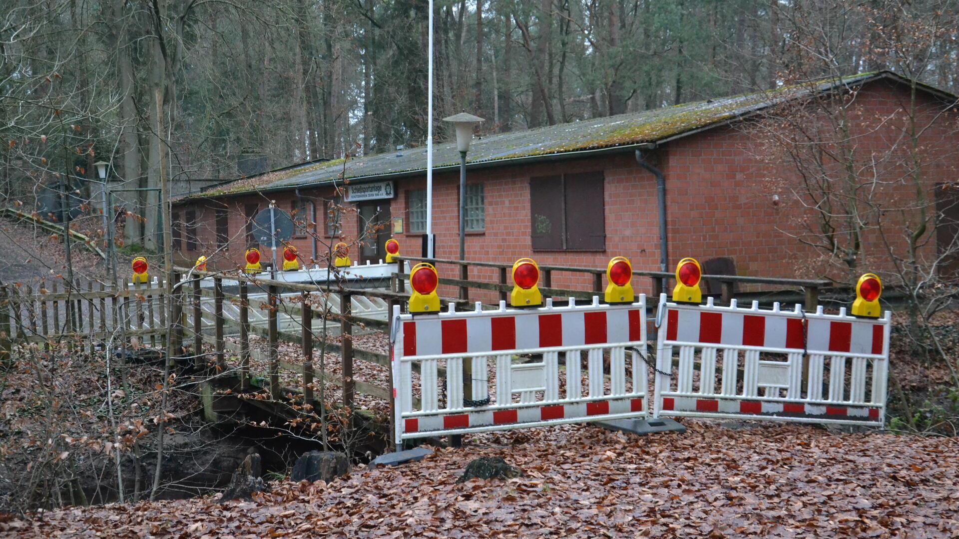 Die gesperrte Mehde-Brücke in der Zevener Ahe