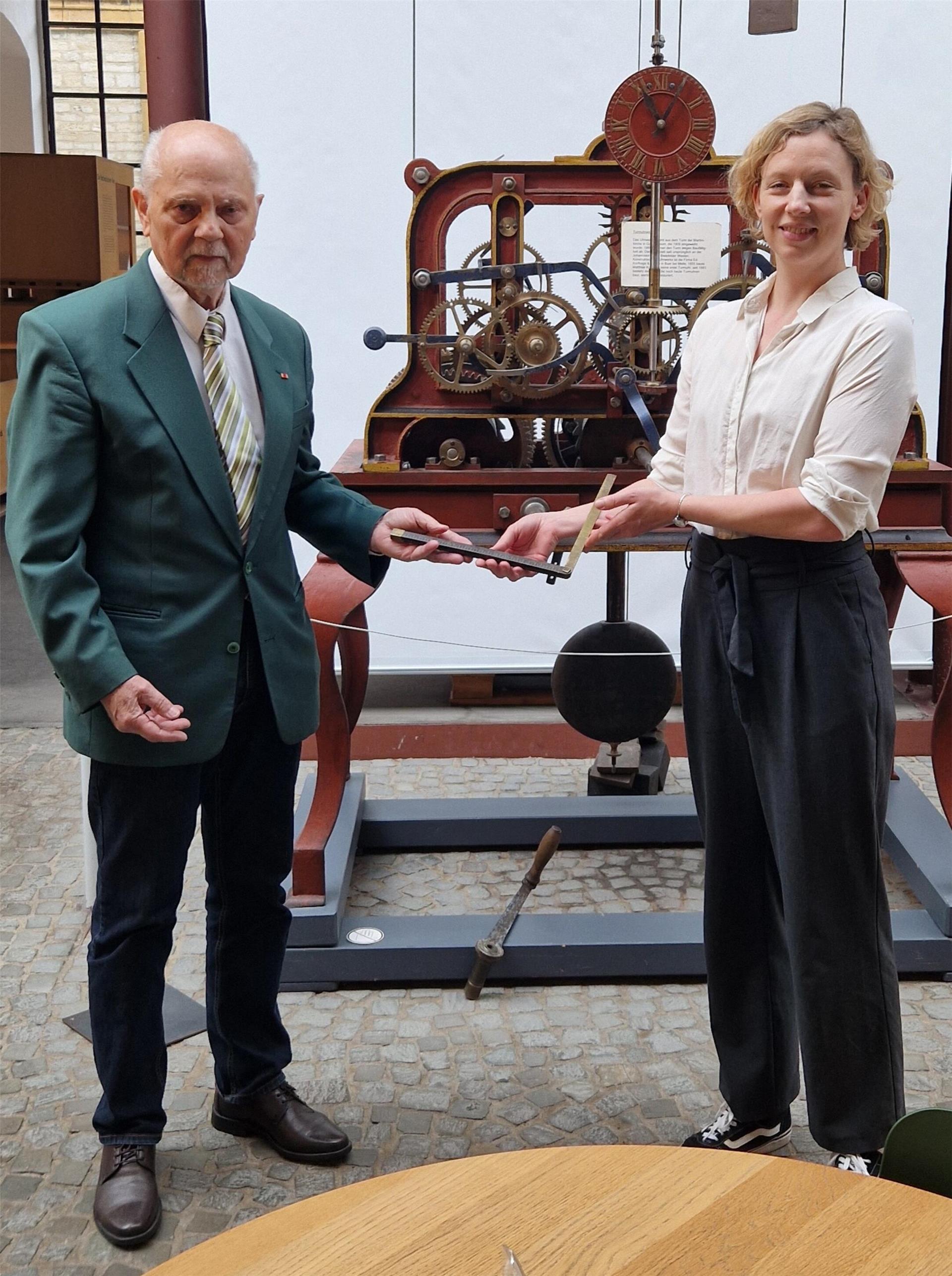 Selbstgelehrter Rainer Leive und Constanze Döhrer, Leiterin des historischen Museums Bielefeld.