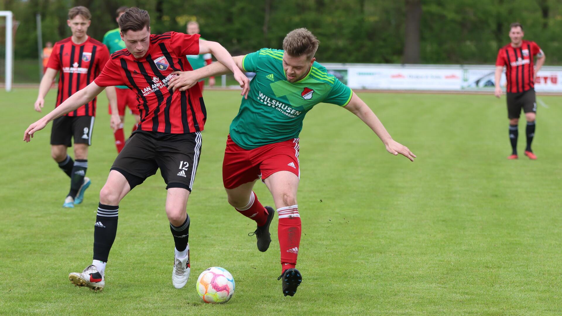 Selsingen II gegen Bade SC: Die Gastgeber - hier mit dem 1:1-Torschüzen Nils Seedorf (re.) - kassierten gegen den Tabellendritten eine 1:3-Niederlage.