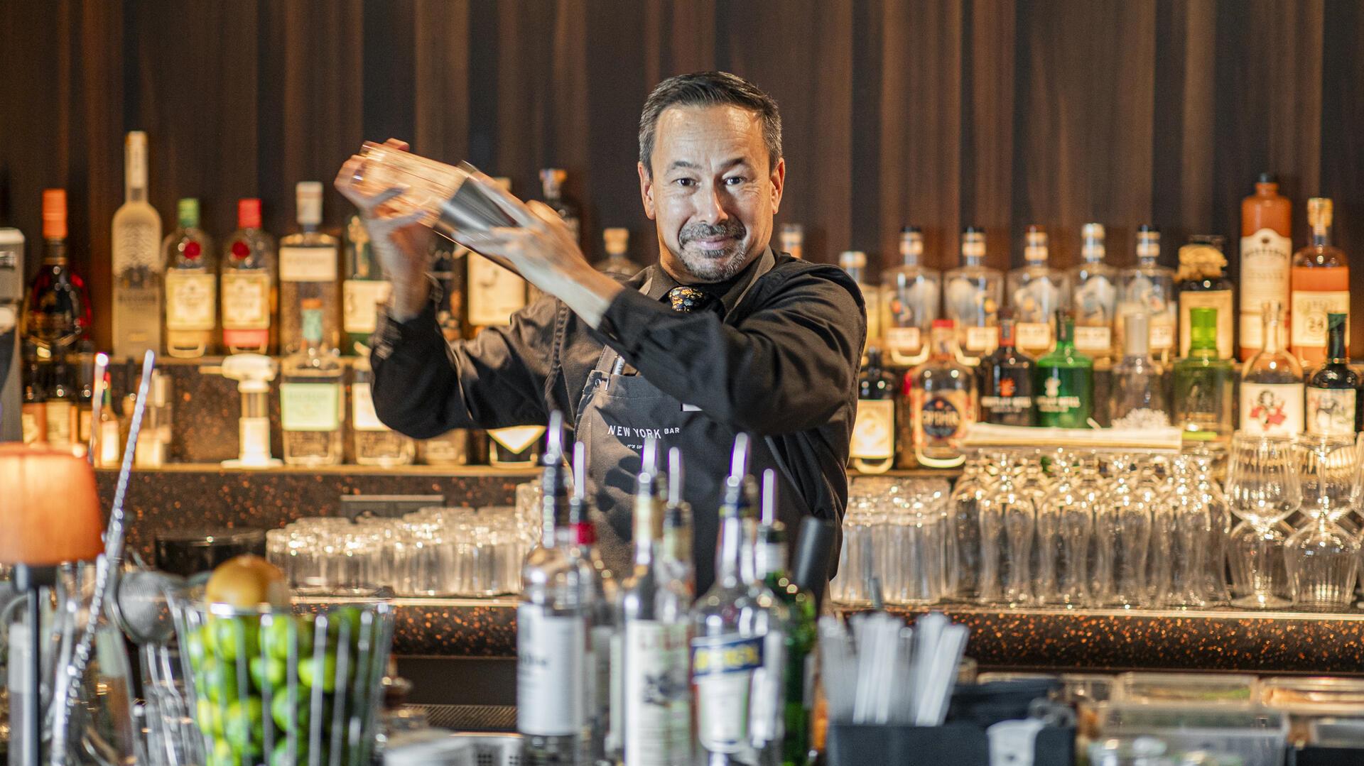 Shake it up: Ron De Preter ist Barchef der New York Bar im The Liberty Hotel in Bremerhaven und mixt seinen eigens kreierten New York Bar Sour-Cocktail. 
