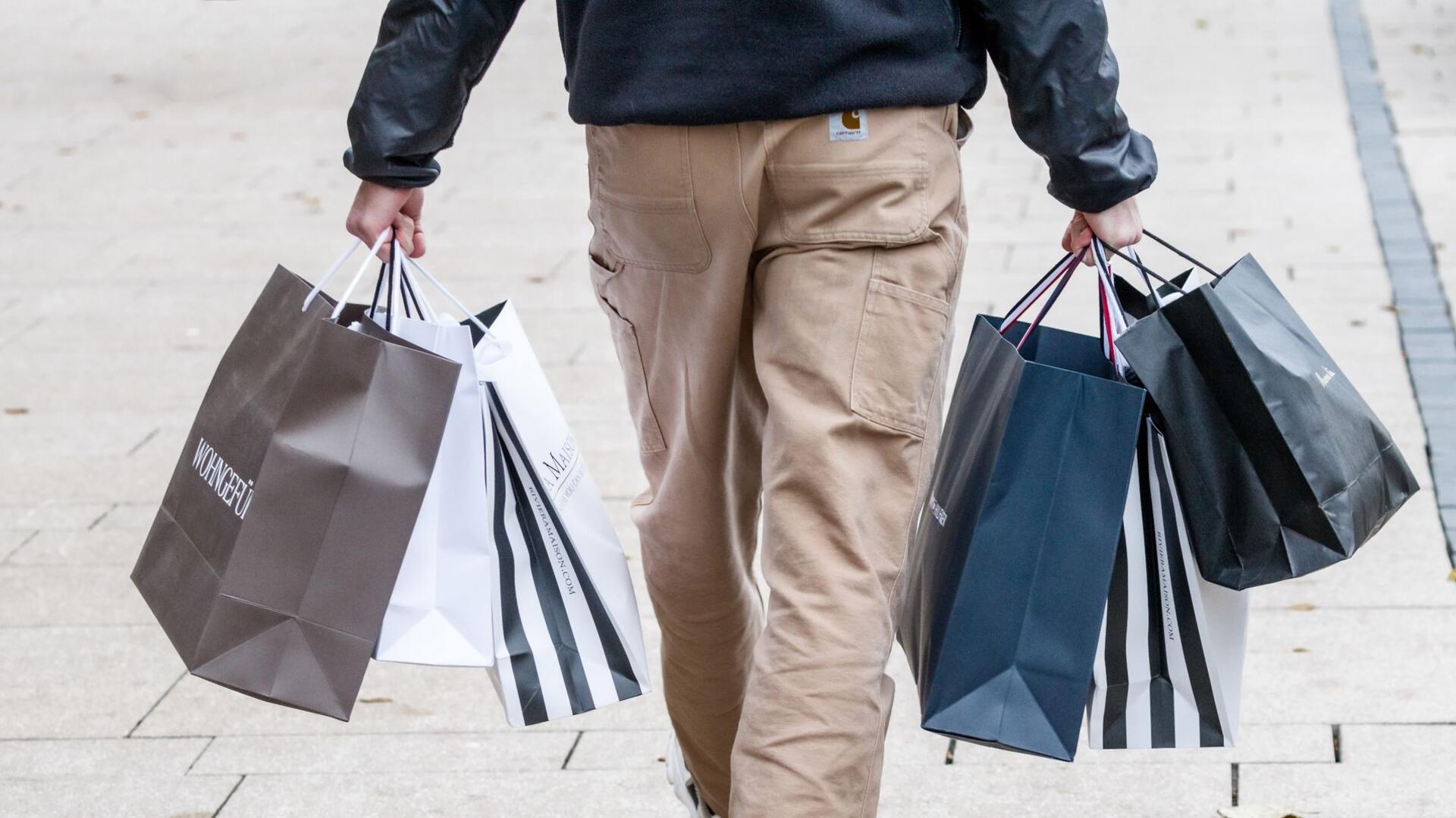 Shoppen: Die NZ füllt die Einkaufstüten in der Innenstadt.