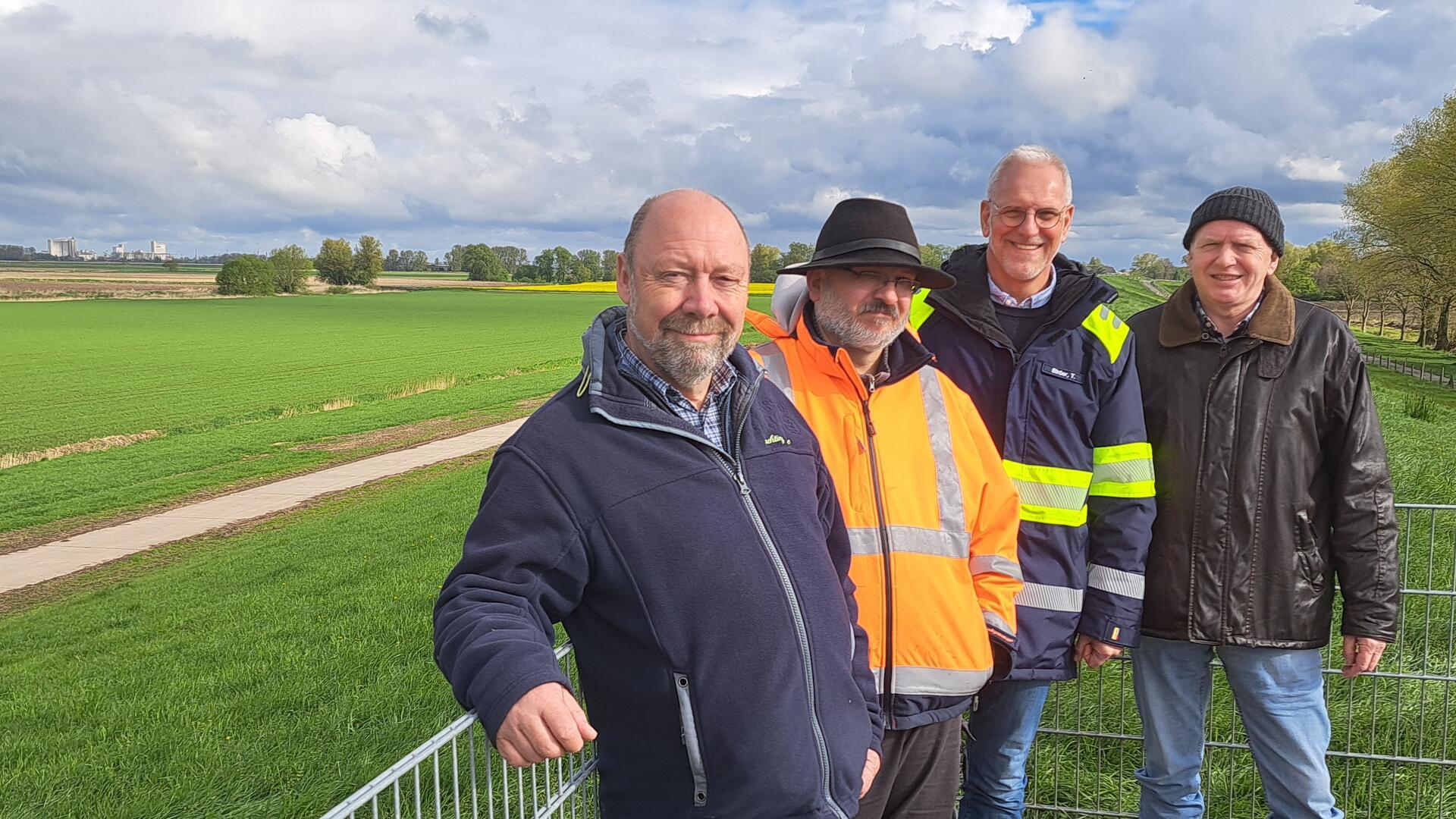 Sie bilden die Nachhut auf der Deichschau: Enno Behrje (v.l./Verbandsausschuss), Christian Schucher (Landesbetrieb für Wasserwirtschaft), Thomas Ströer (Geschäftsführer vom Kreisverband) und Lüder Schnibbe (Unterhaltungsverband Lune).