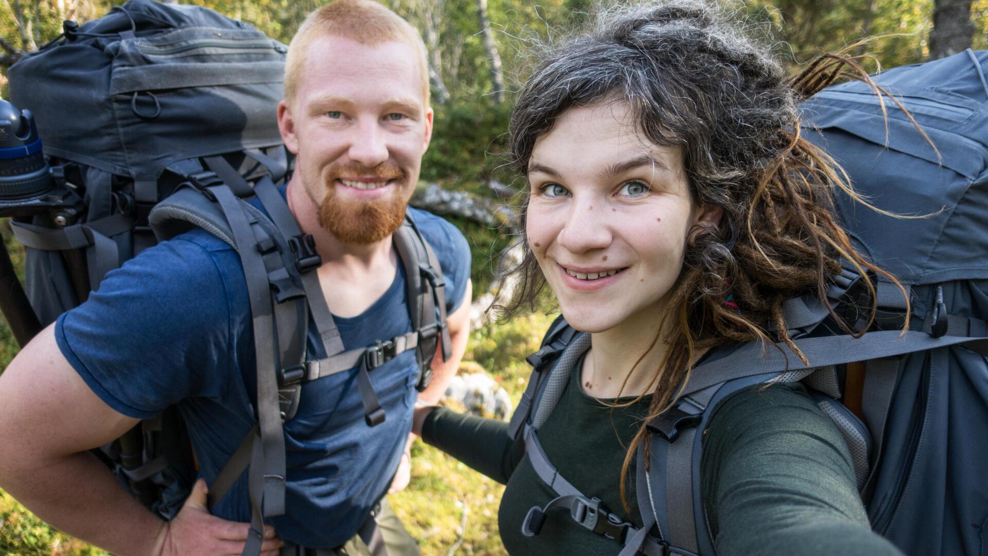 Ein Mann mit Rucksack und eine Frau mit Rucksack