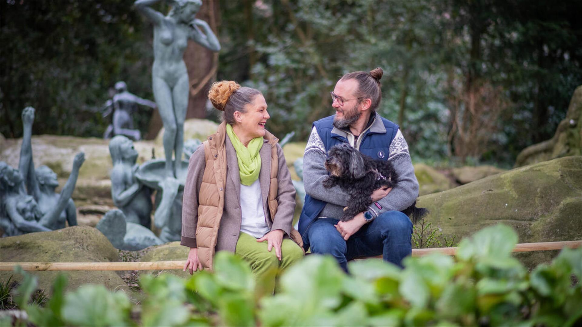 Sie haben die Verschwiegenheit in Thieles Garten schon kurz nach ihrem Umzug aus Hessen nach Bremerhaven für sich entdeckt: Nicole und Sascha Schilling und ihr Hund Fredi - hier am großen Venusbrunnen - gehen oft durch Leherheides Idyll spazieren. 