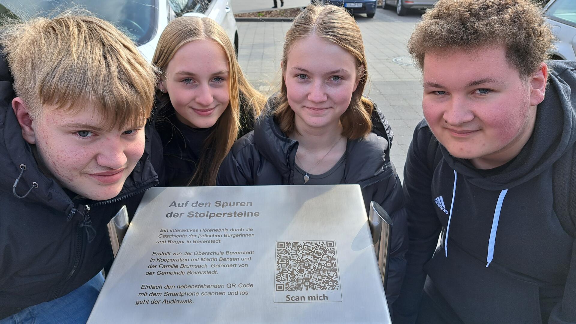 Fabian Neumann (15/v.l.), Tamara Beckmann (16), Faybin Habighorst (17) und Junis Irmler (16) haben mir 10. Klasse der Oberschule Beverstedt an einem QR-Code für die Stolpersteine der Familie Brumsack in Beverstedt mitgearbeitet.