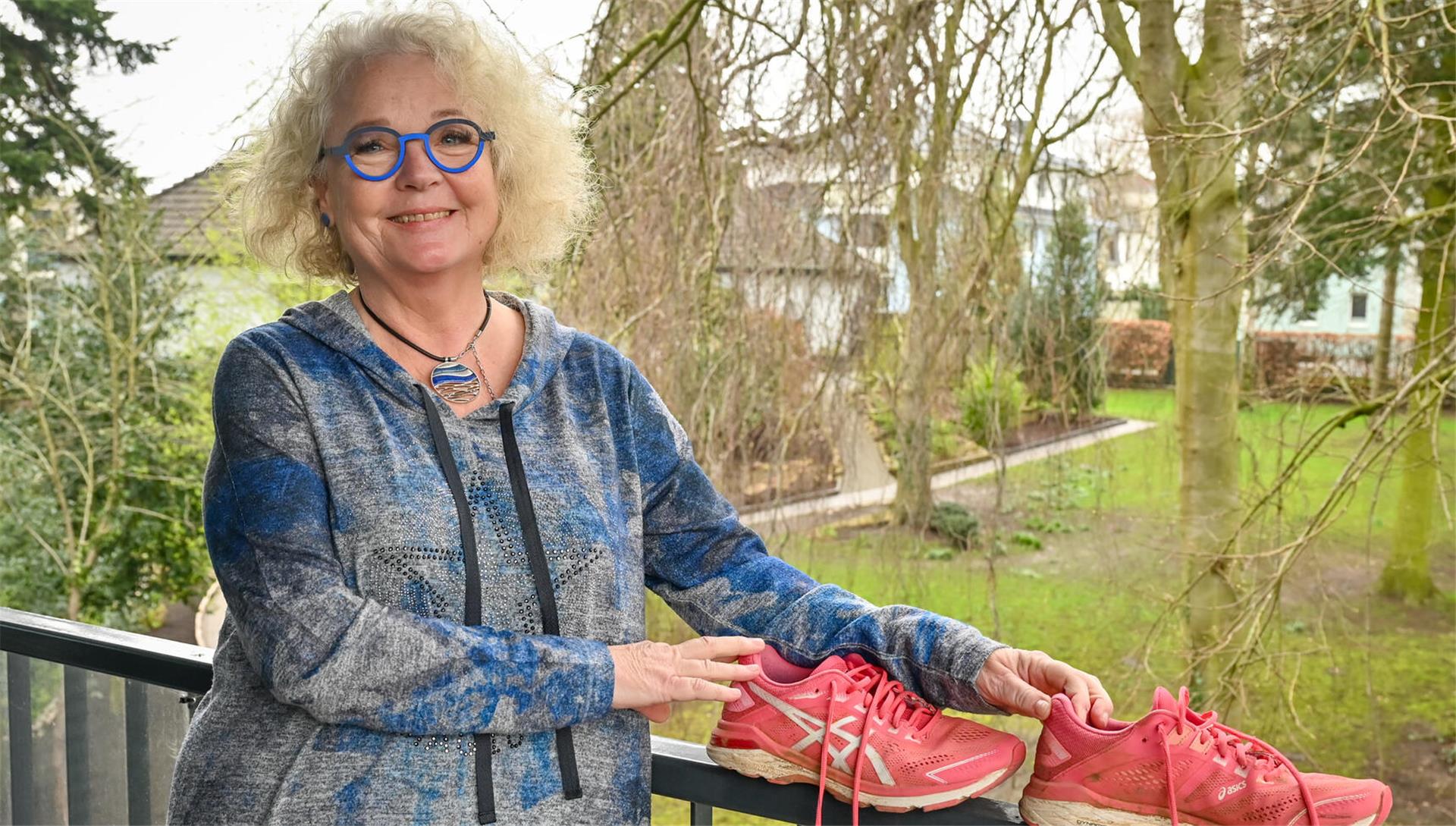 Sie läuft für ihr Leben gern: Doris Schmidt hat seit 25 Jahren Erfahrung in Marathons, ist sie in Berlin, Prag, Edinburgh mitgelaufen, und steigt als Neu-Wulsdorferin auch hier jetzt in die geliebten „Puschen“ und trainiert beim Bürgerpark-Lauftreff. 